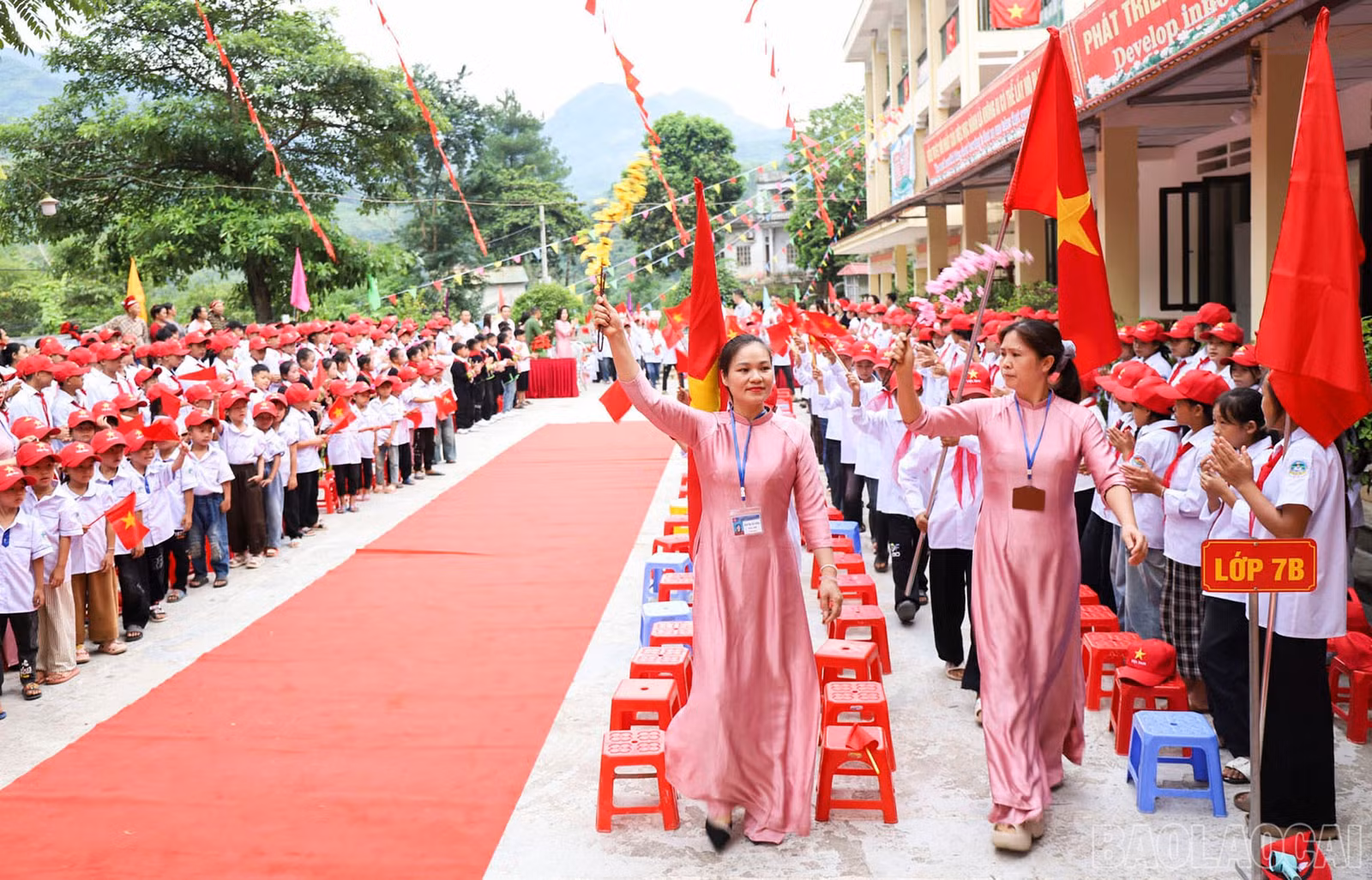 Đón học sinh đầu cấp.