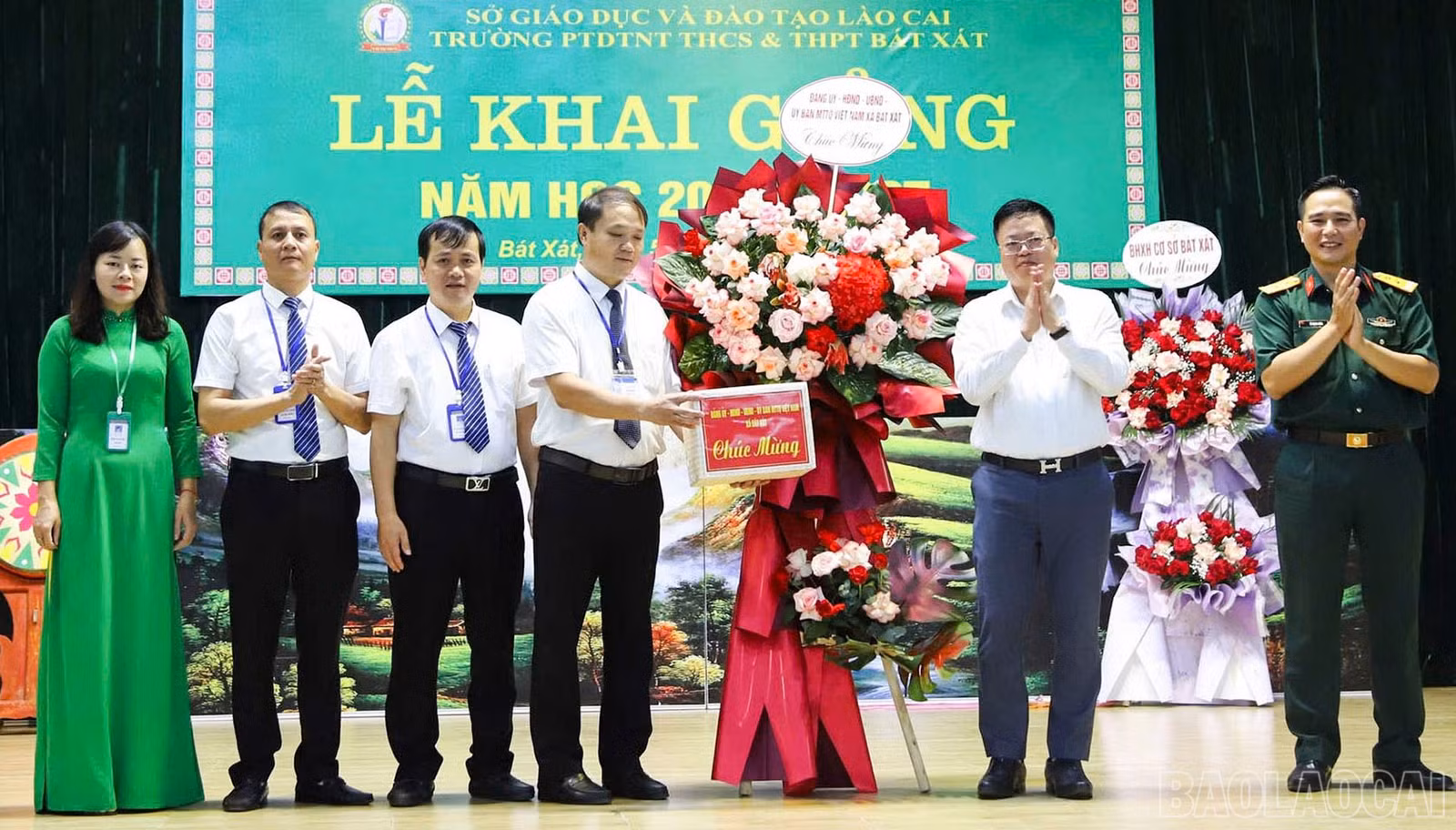Lãnh đạo xã tặng hoa chúc mừng thầy và trò Trường Phổ thông dân tộc nội trú THCS&amp;THPT Bát Xát.
