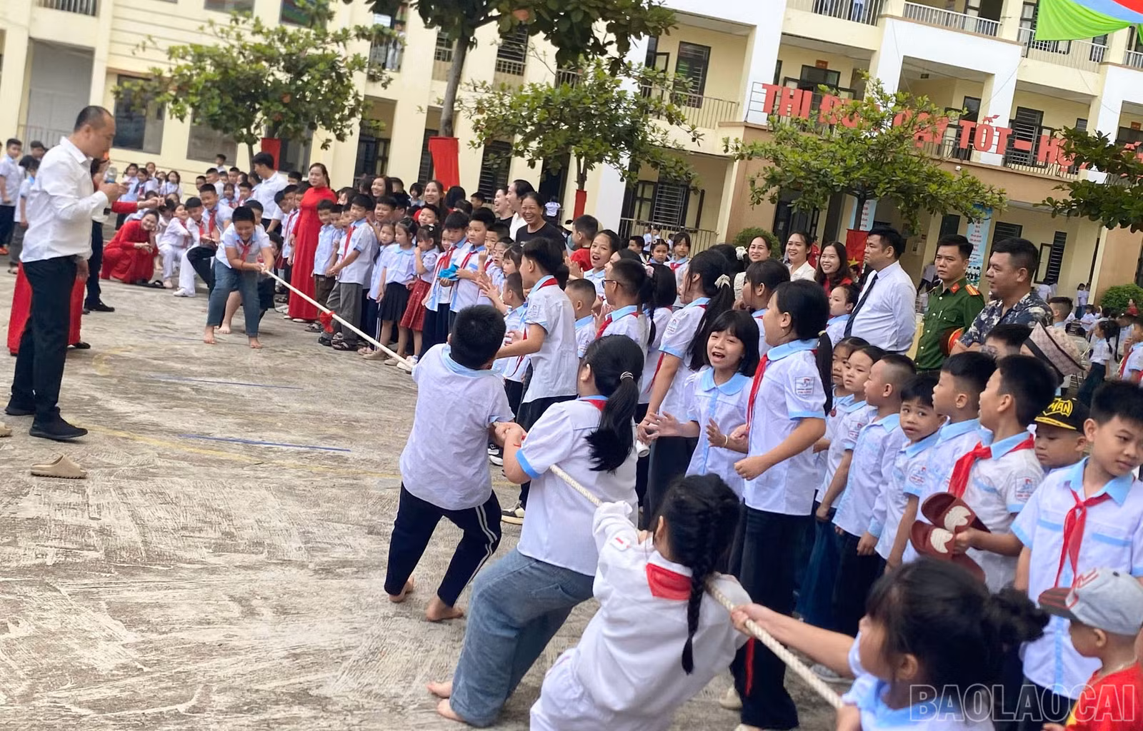 Học sinh tham gia trò chơi trong ngày khai giảng tạo không khí vui tươi phấn khởi.