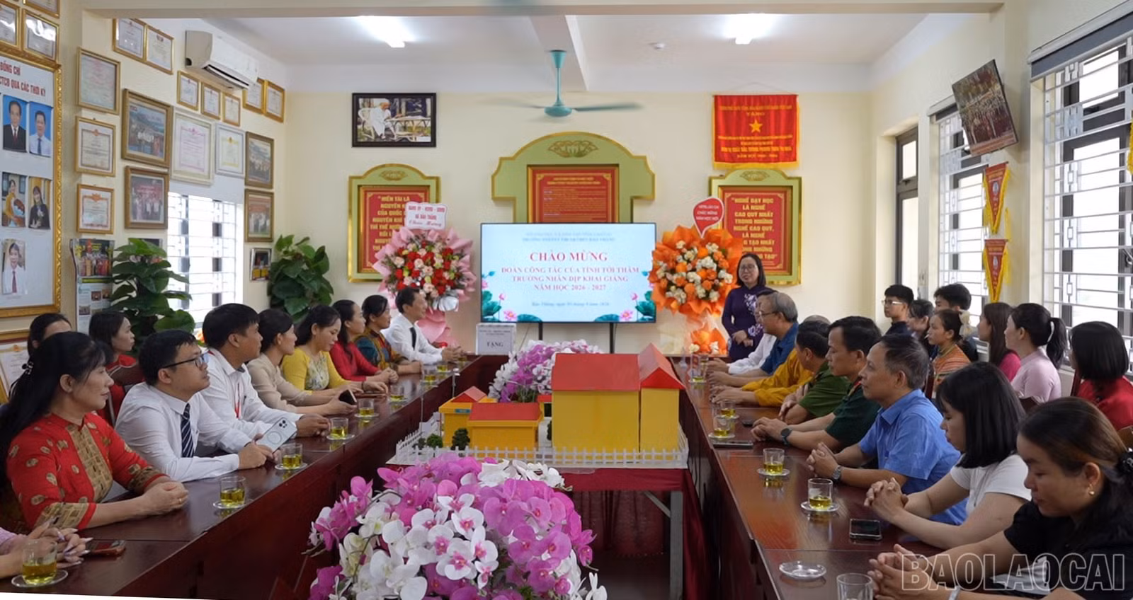 Các đồng chí lãnh đạo tỉnh dự khai giảng, động viên thầy và trò bước vào năm học mới ảnh 68