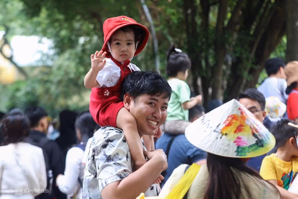 Du khách tham quan Thảo Cầm Viên, TP HCM, ngày 1/9. Ảnh: Quỳnh Trần