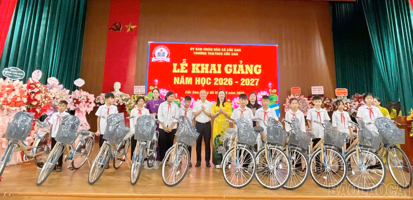 11 học sinh Trường Tiểu học và Trung học cơ sở Cốc San được trao tặng xe đạp trong ngày khai giảng.