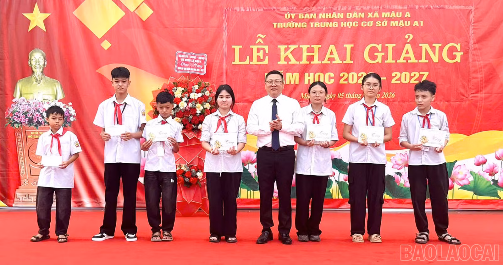 Đồng chí Phạm Xuân Sơn - Phó Bí thư Thường trực Đảng ủy xã Mậu A tặng quà cho học sinh Trường Trung học cơ sở Mậu A 1.