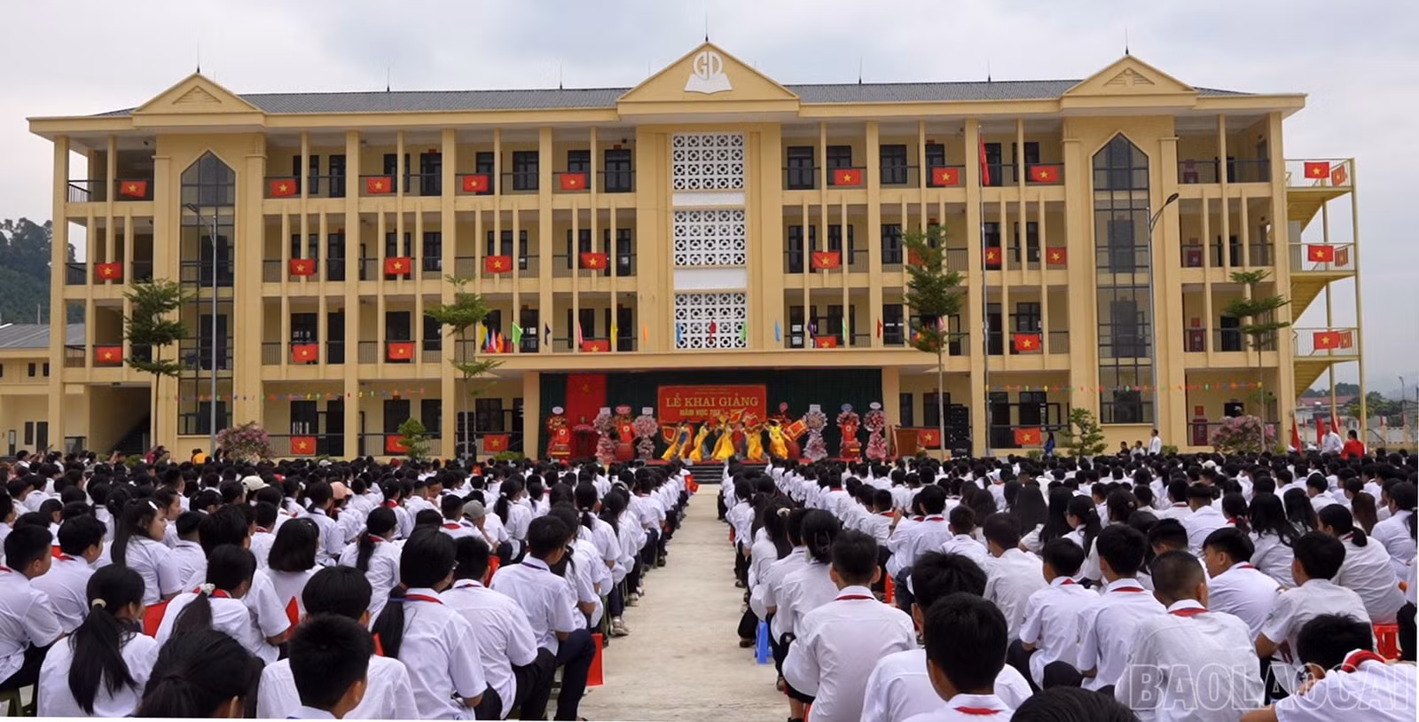 Quang cảnh lễ chào cờ của thầy và trò Trường THCS Phố Lu.