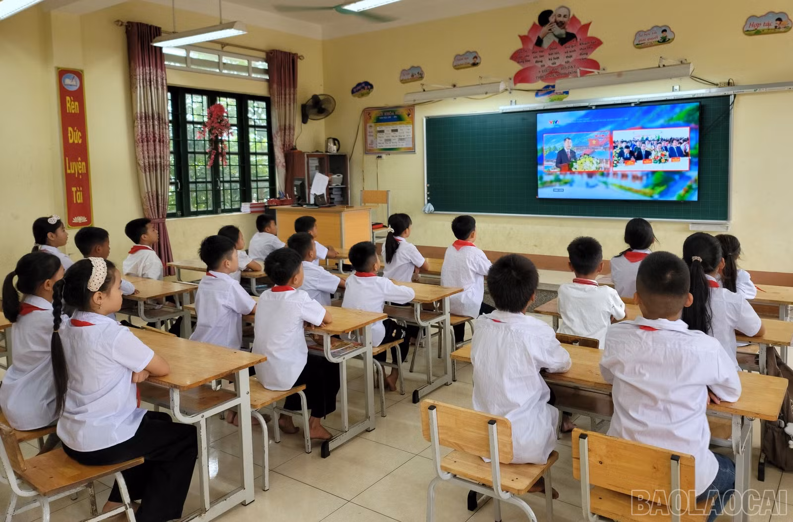 Học sinh theo dõi Lễ Khai giảng trực tuyến.