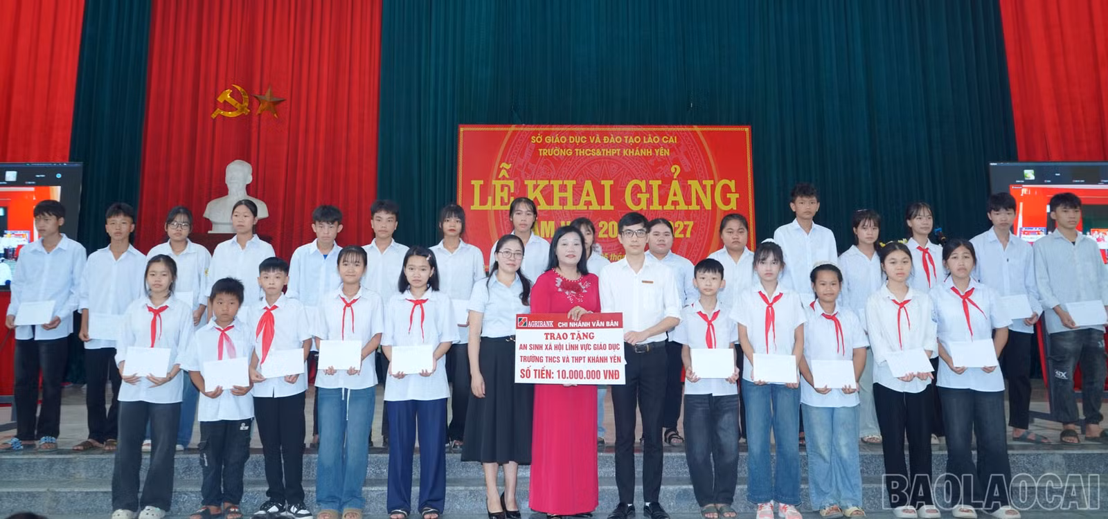Các cơ quan, đơn vị, tổ chức và cá nhân trên địa bàn cũng trao quà, học bổng hỗ trợ học sinh có hoàn cảnh khó khăn.