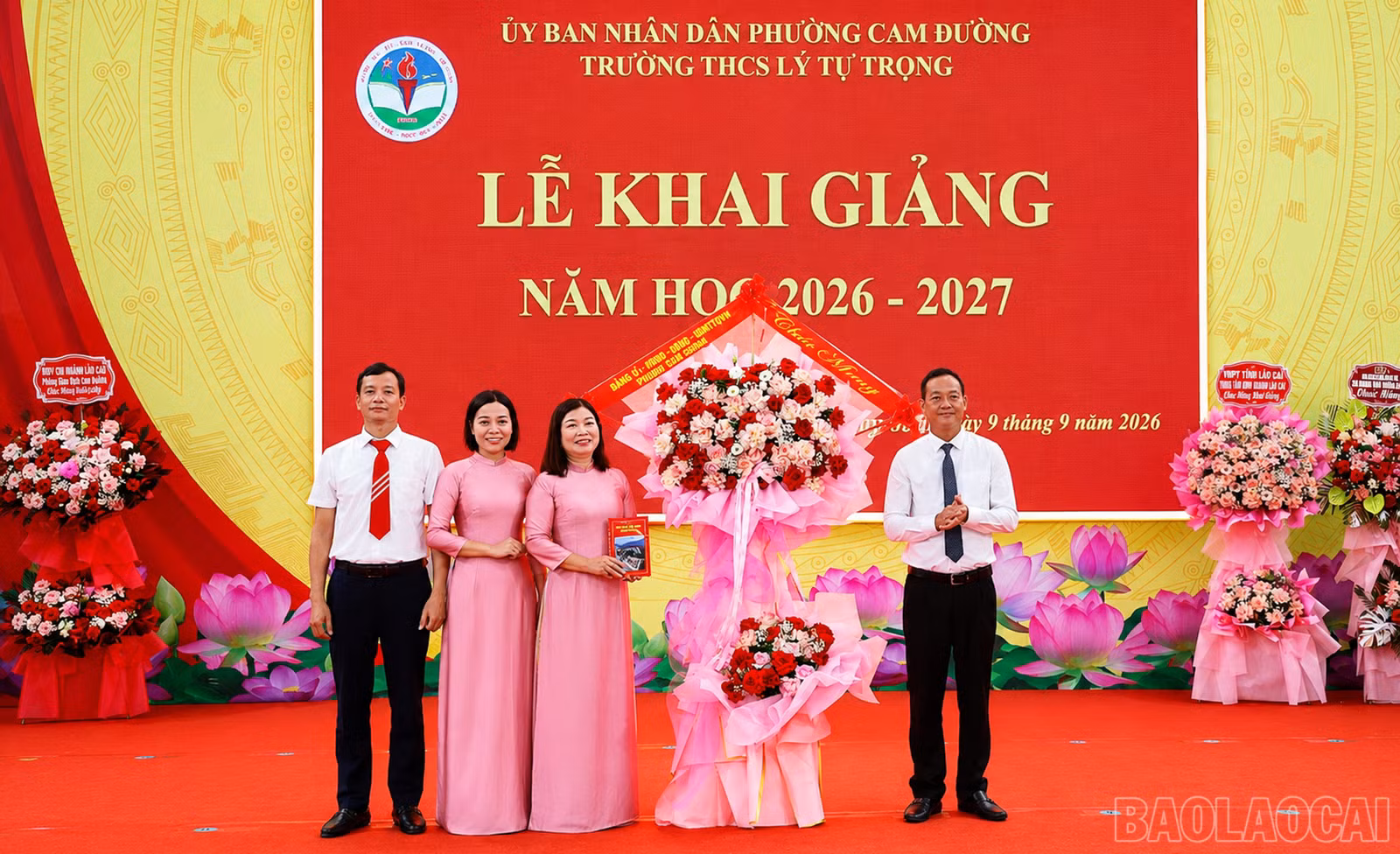 Vũ Hùng Dũng - Ủy viên Ban Chấp hành Đảng bộ tỉnh, Bí thư Đảng ủy, Chủ tịch HĐND phường Cam Đường tặng hoa chúc mừng thầy và trò nhà trường.