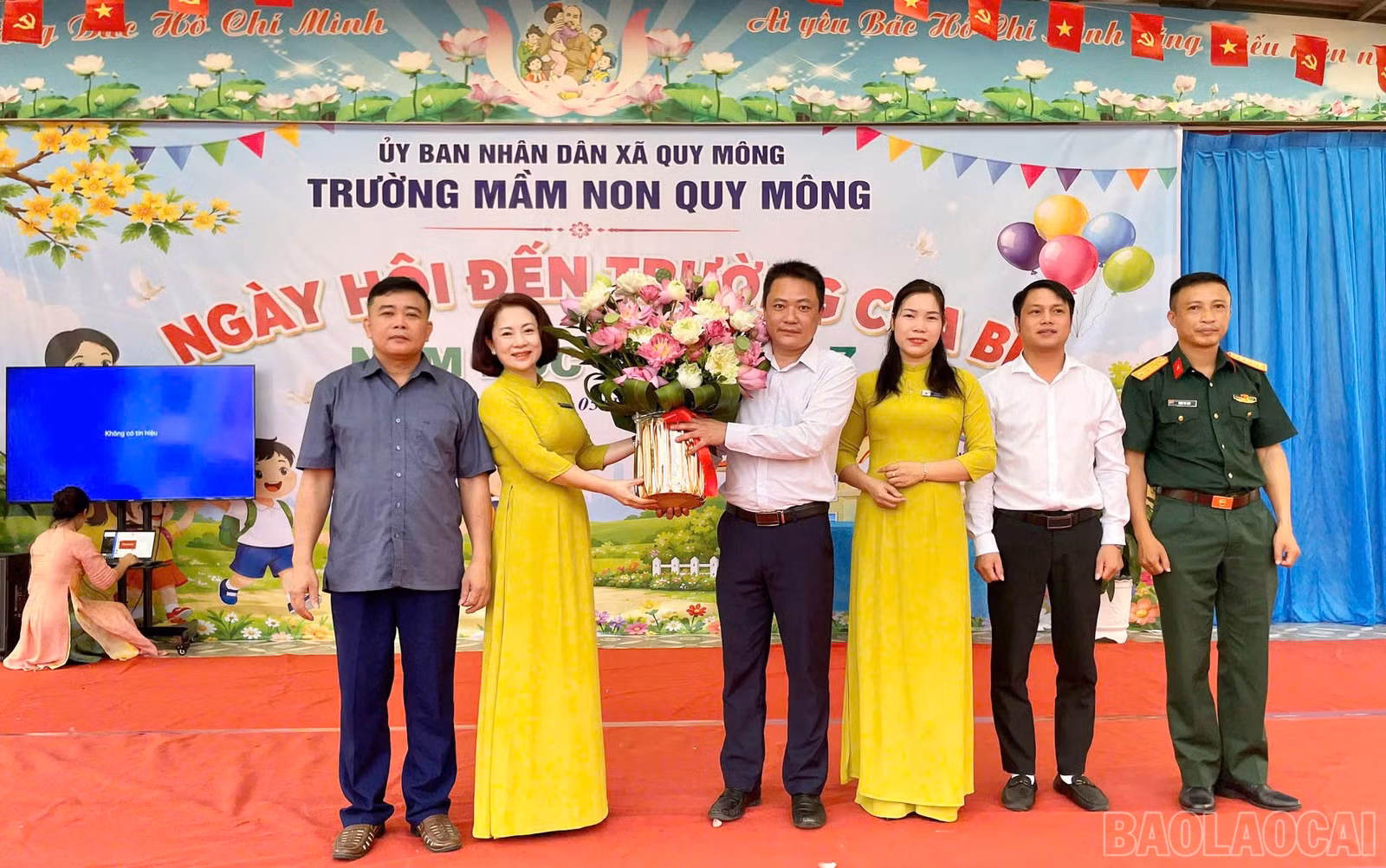 Lãnh đạo xã tặng hoa chúc mừng thầy và trò các nhà trường.