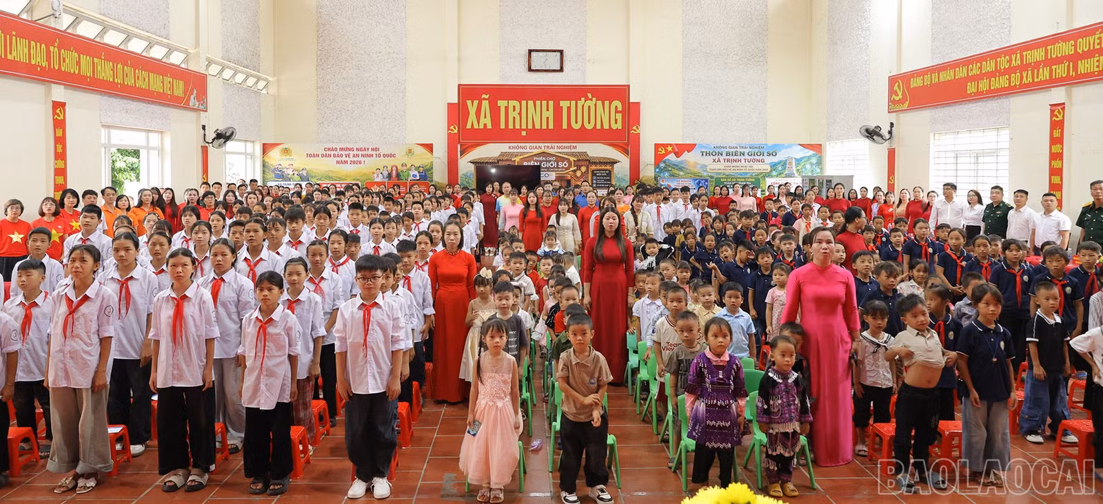 3. Đại biểu và các em học sinh thực hiện nghi thức chào cờ.