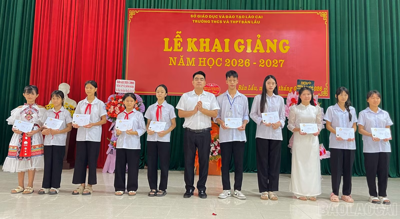 Lãnh đạo xã tặng quà cho học sinh có hoàn cảnh khó khăn tại các trường học trên địa bàn.