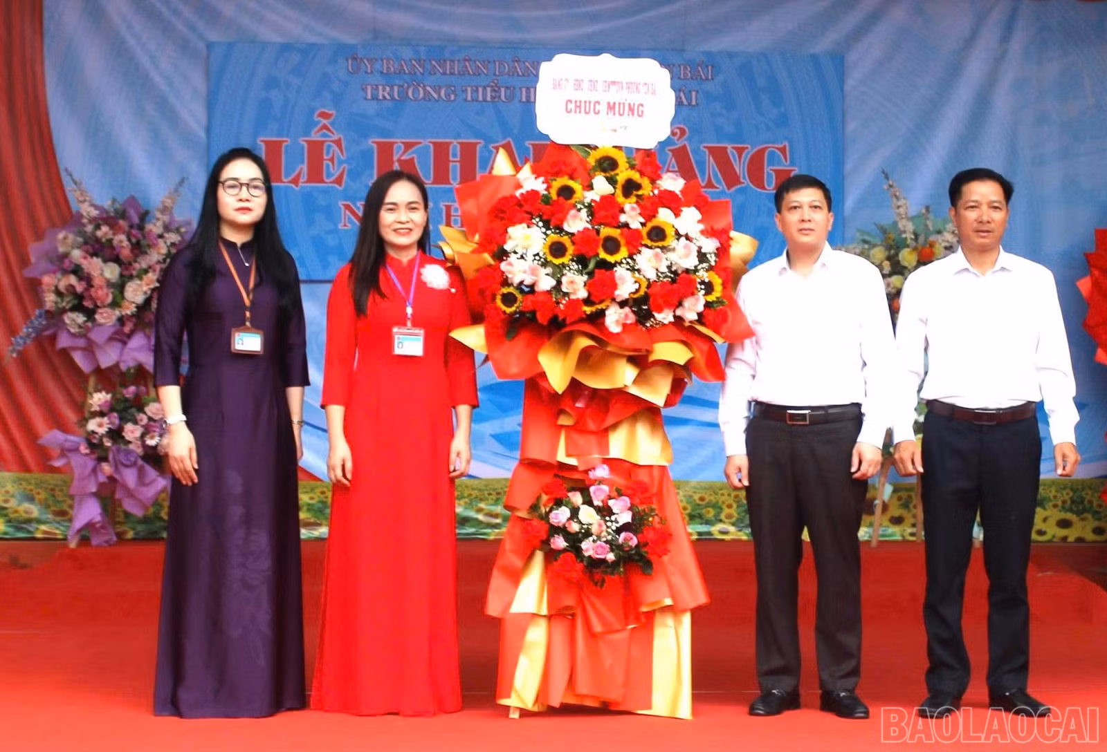 Lãnh đạo phường tặng hoa chúc mừng thầy và trò các nhà trường.