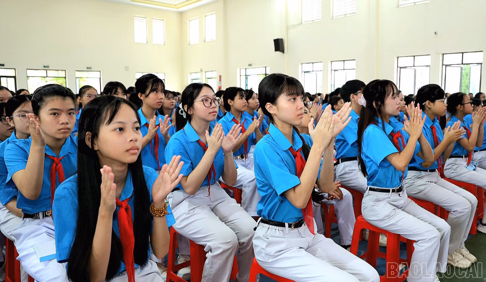 Học sinh theo dõi Lễ Khai giảng trực tuyến.