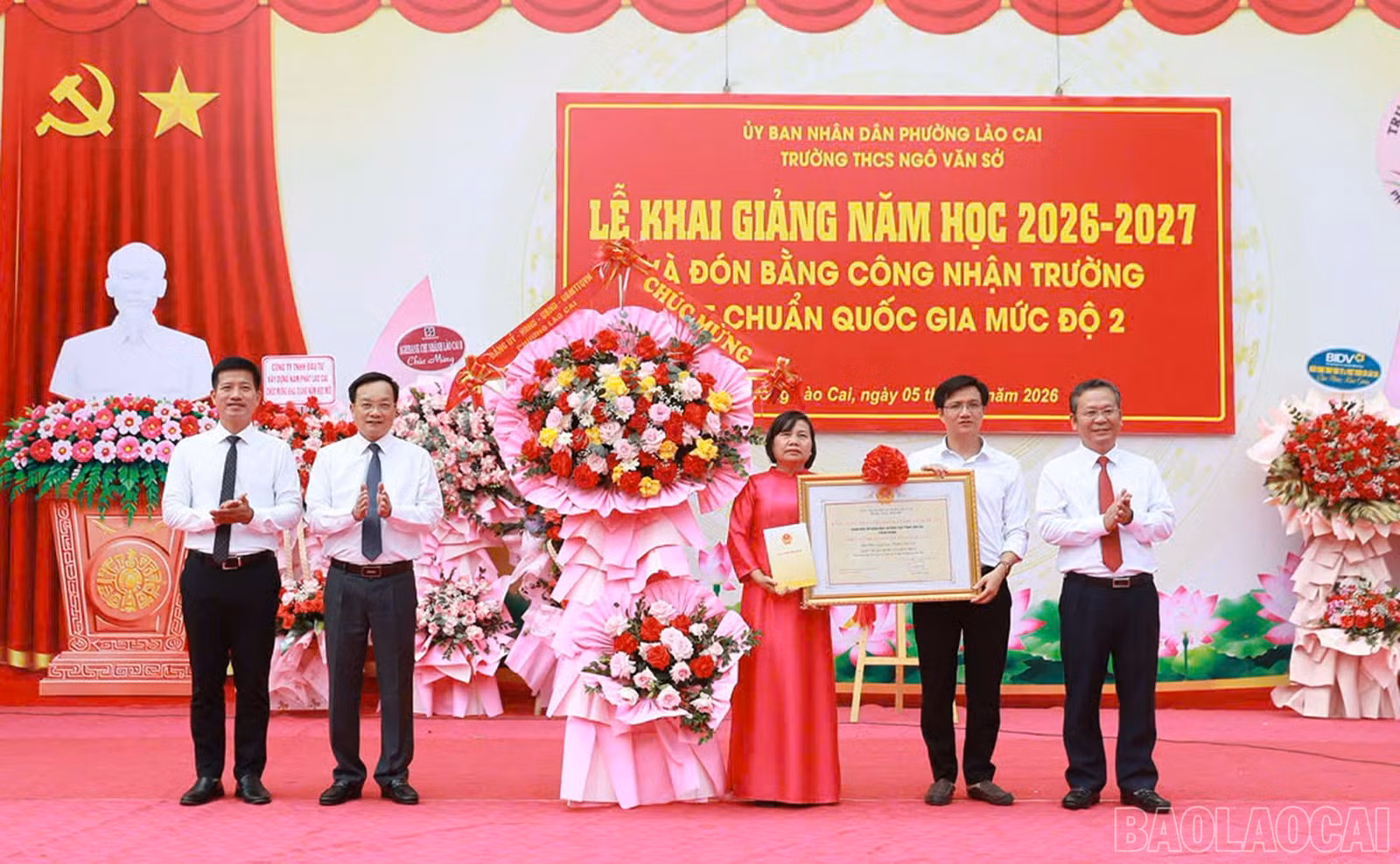 Đồng chí Đỗ Đức Minh - Ủy viên Ban Thường vụ Tỉnh ủy, Giám đốc Sở Tài chính trao Bằng công nhận đạt chuẩn Quốc gia mức độ 2