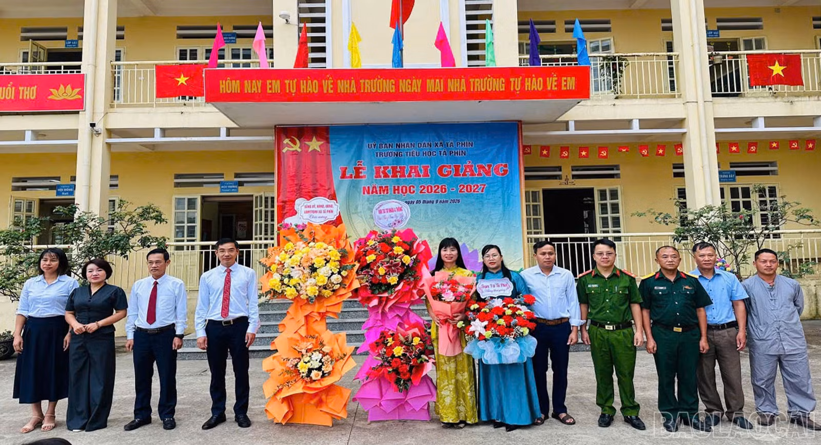 Lãnh đạo xã tặng hoa chúc mừng thầy và trò Trường Tiểu học Tả Phìn.
