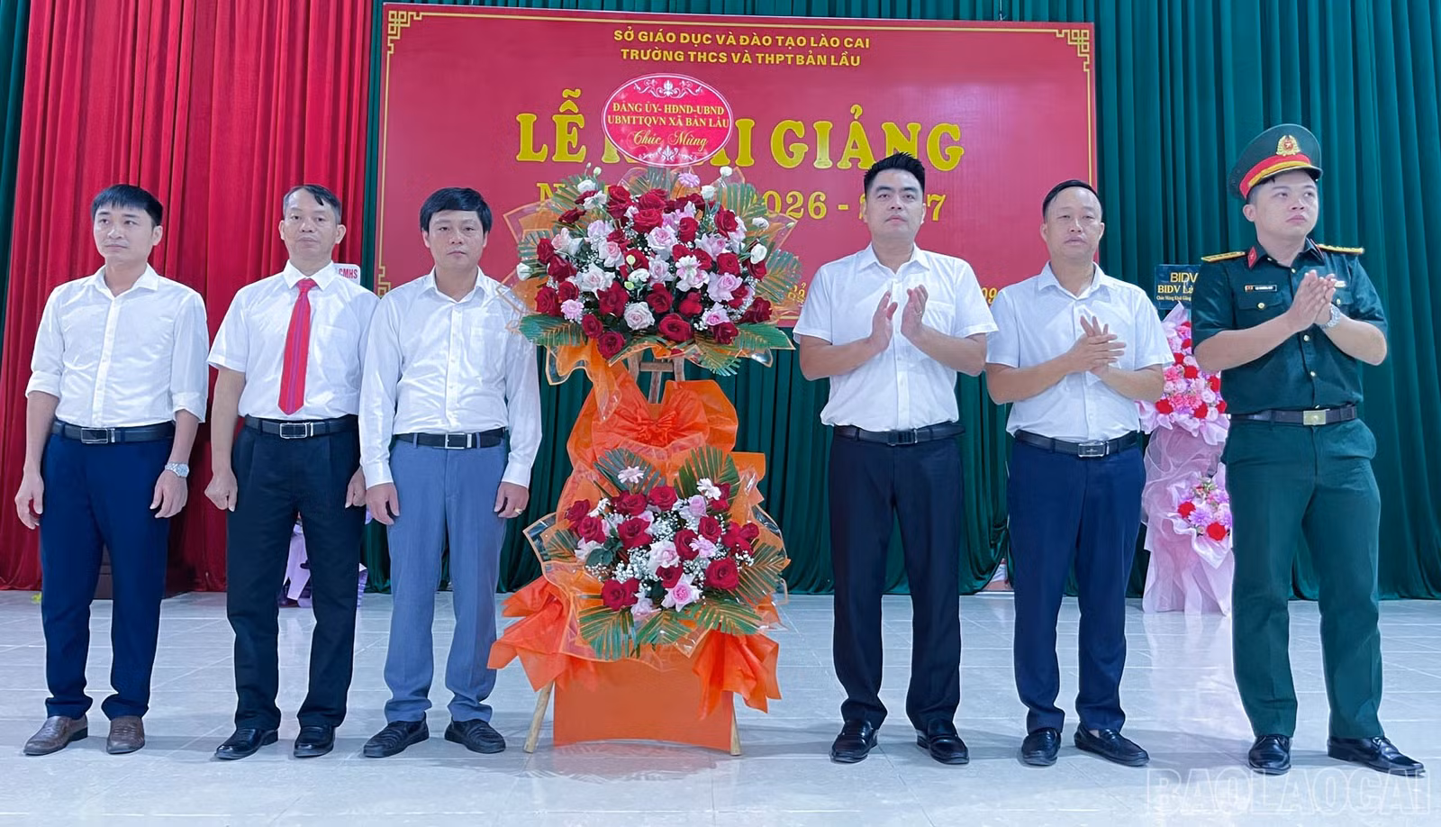 Lãnh đạo xã tặng hoa chúc mừng thầy và trò Trường THCS&amp;THPT Bản Lầu.
