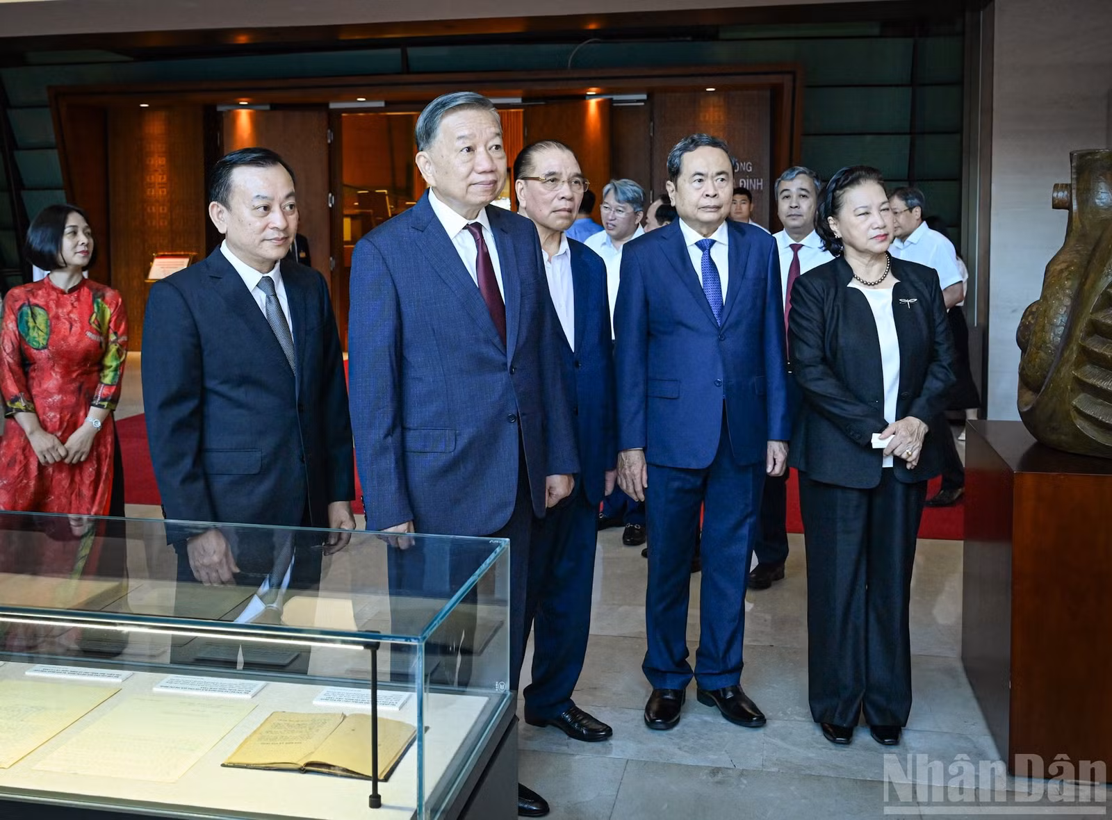 Tổng Bí thư, Chủ tịch nước Tô Lâm cùng các đồng chí lãnh đạo, nguyên lãnh đạo Đảng, Nhà nước tham quan trưng bày "Những tấm gương bình dị mà cao quý". (Ảnh: DUY LINH-TRẦN HẢI)