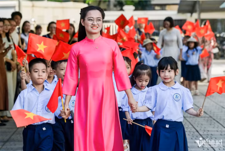 Giáo viên và học sinh Ninh Bình trong lễ khai giảng năm học 2025-2026. (Ảnh: Phạm Trọng Tùng)