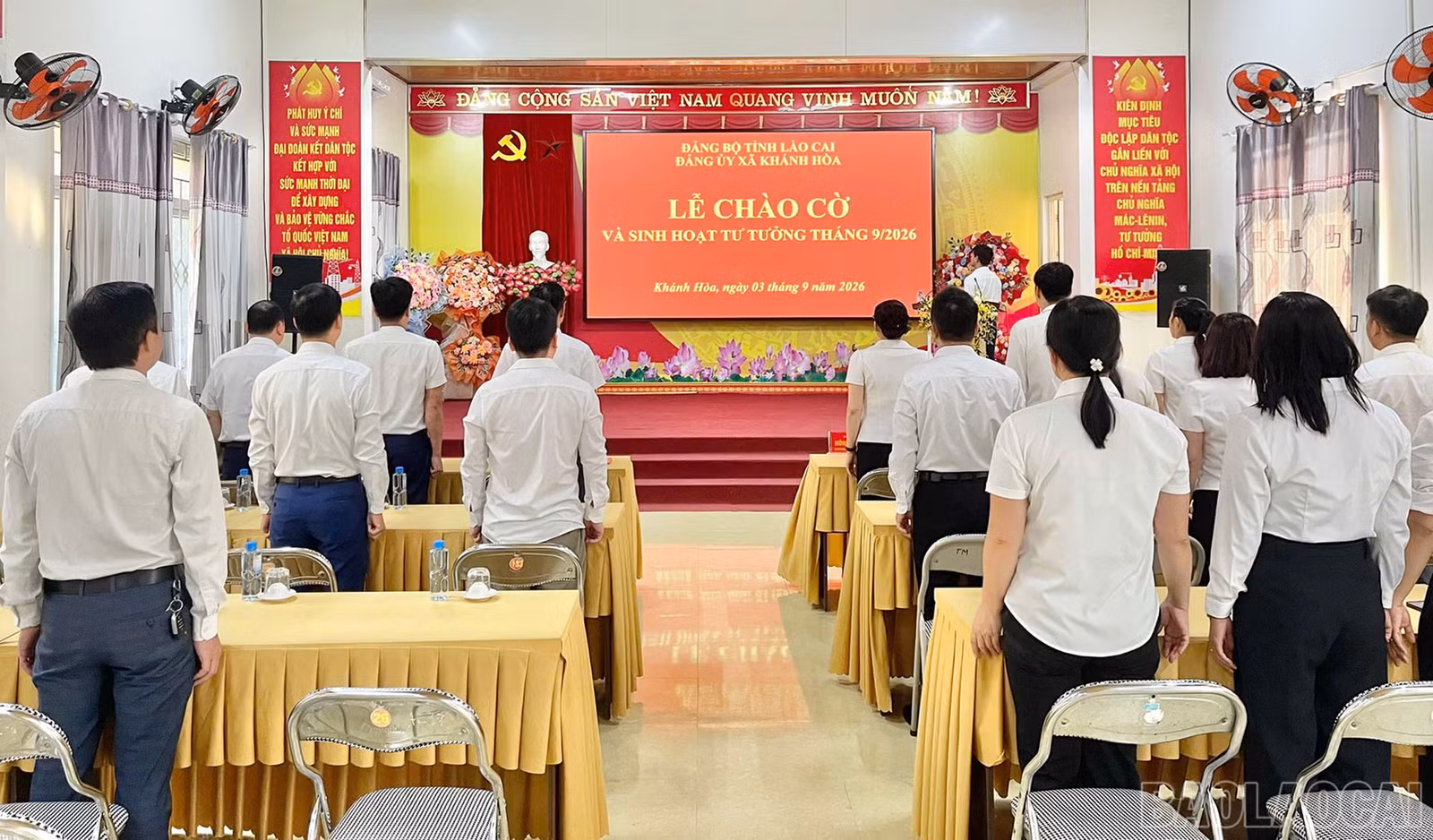Quang cảnh lễ chào cờ.