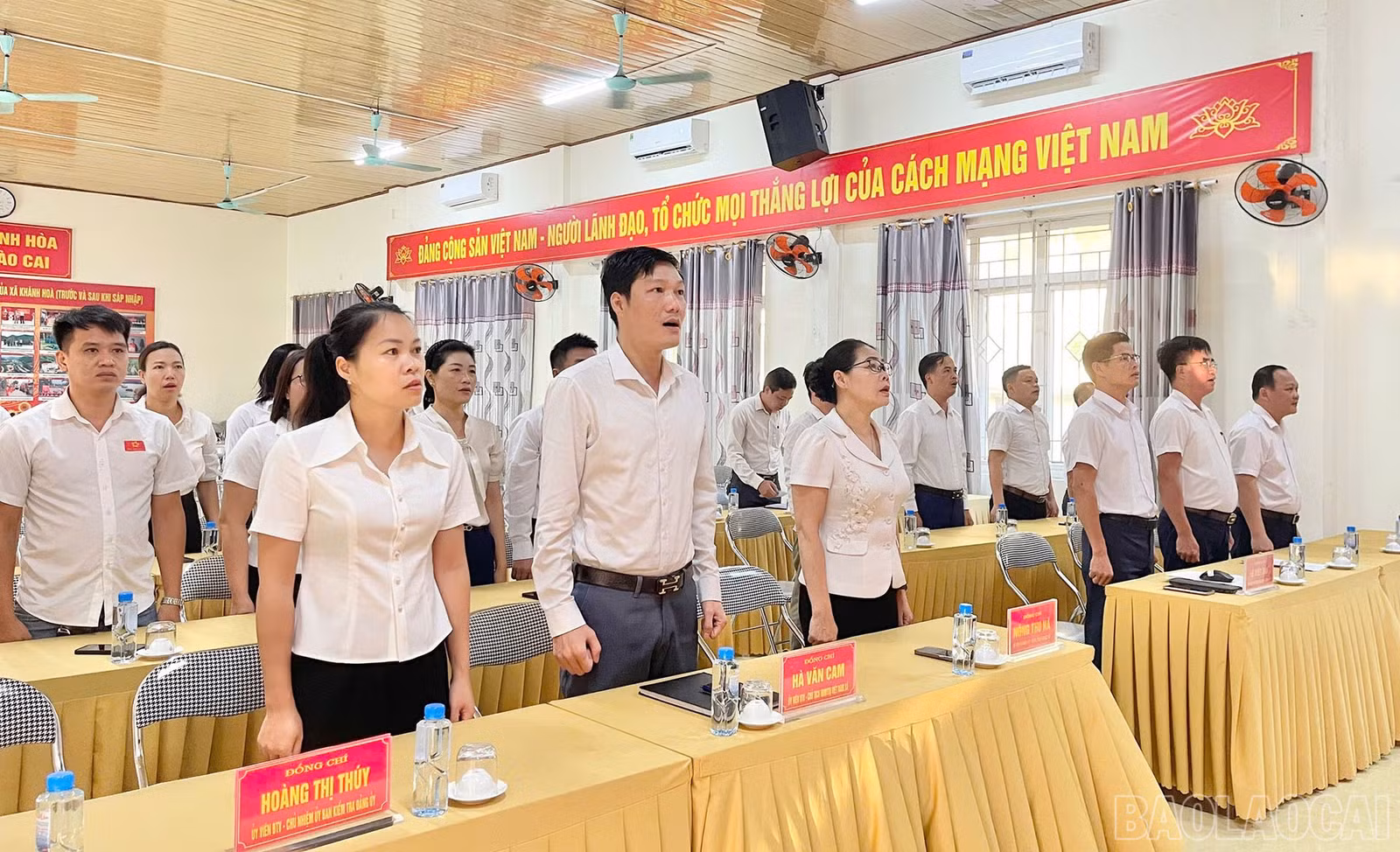 Các đại biểu thực hiện nghi thức chào cờ.