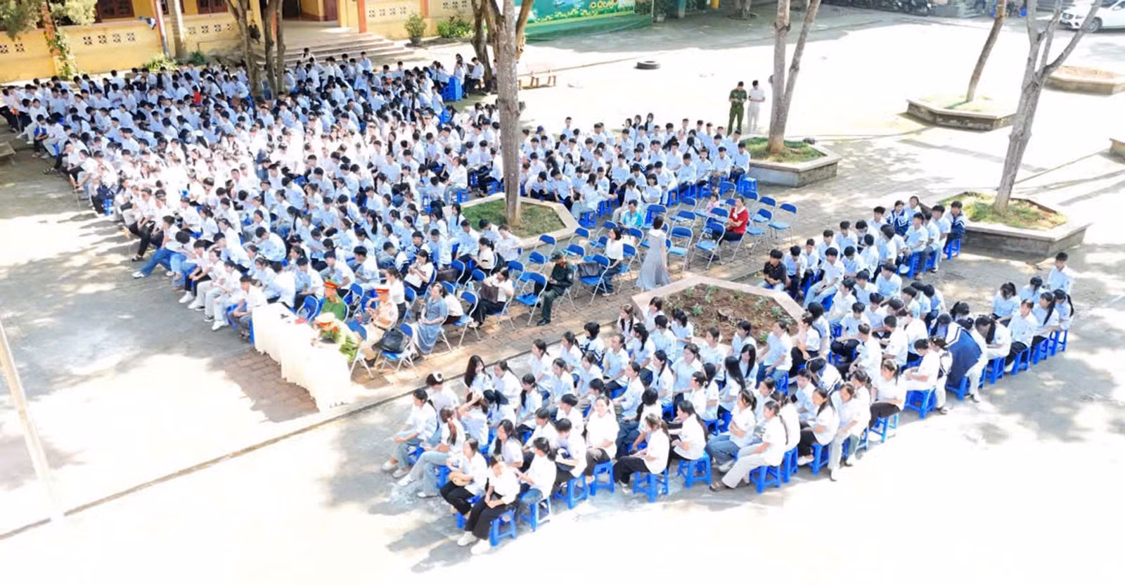 Gần 1.000 học sinh và giáo viên Trường THPT số 1 Văn Bàn lắng nghe tuyên truyền pháp luật.