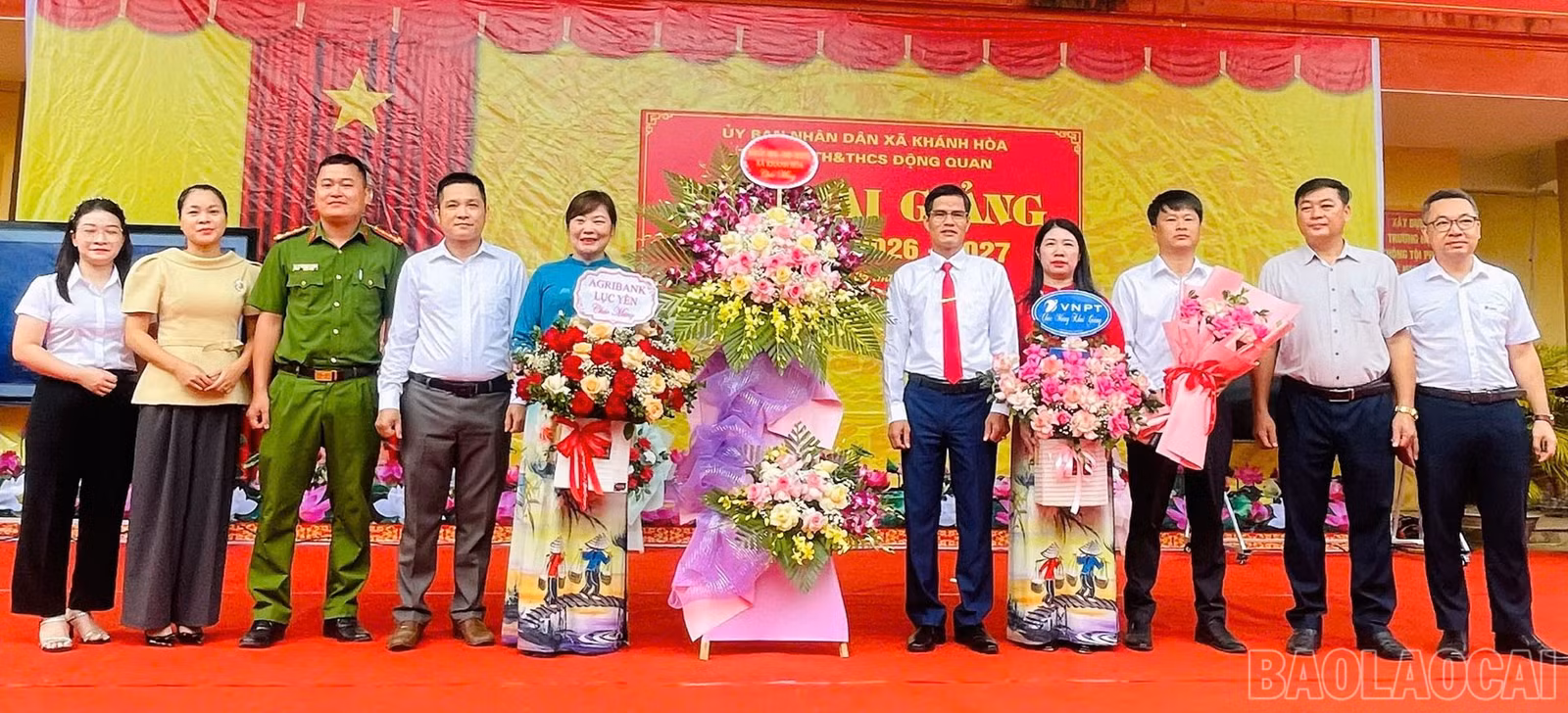 Các đồng chí lãnh đạo xã tặng hoa chúc mừng thầy và trò các nhà trường trên địa bàn xã.