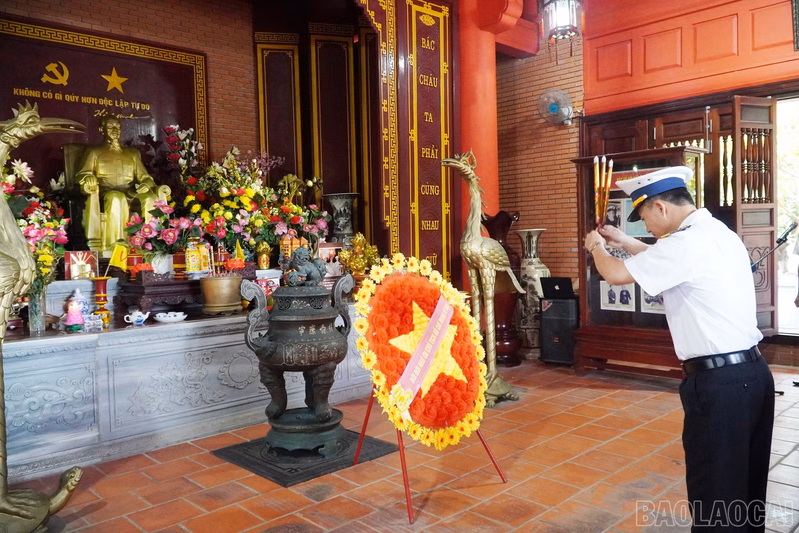 baolaocai-br_2can-bo-chien-si-dang-huong-tai-nha-tuong-niem-bac-ho-tren-dao-truong-sa.jpg