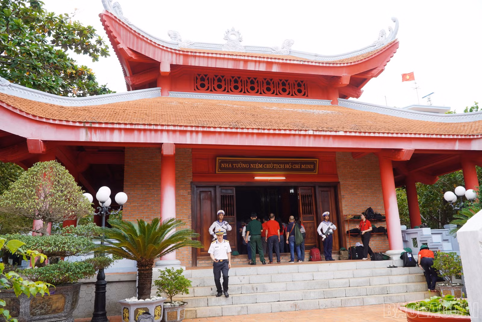 baolaocai-br_1nha-tuong-niem-bac-ho-o-dao-truong-sa.jpg