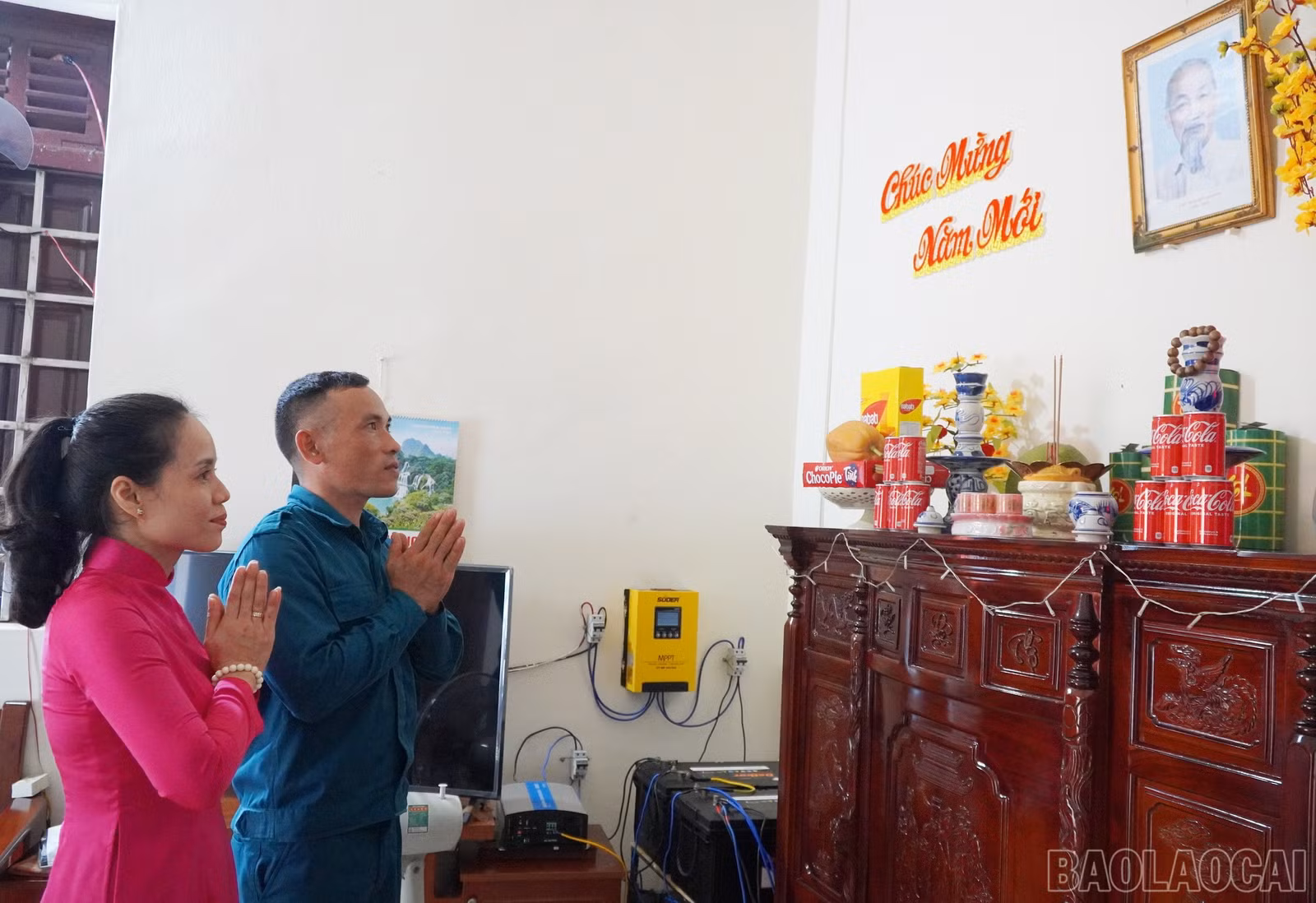 baolaocai-br_4vo-chong-anh-tam-chi-dieu-dang-huong-len-ban-tho-bac-ho-tai-gia-dinh.jpg