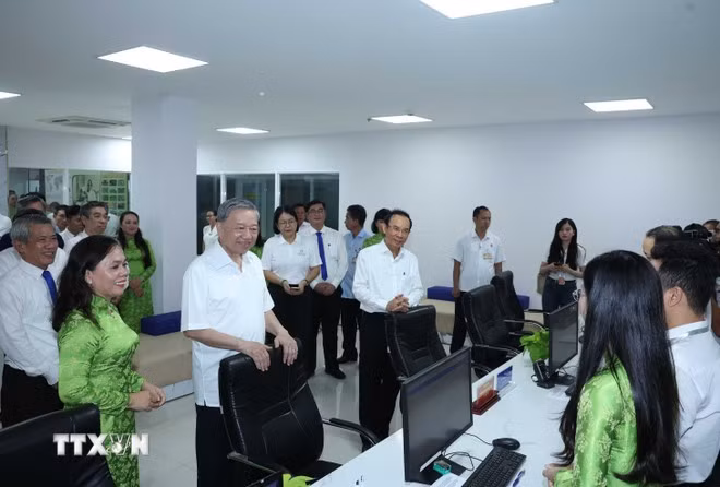 Tổng Bí thư Tô Lâm thăm, khảo sát thực tế tại Trung tâm dịch vụ hành chính công phường Xuân Hoà, Thành phố Hồ Chí Minh.
