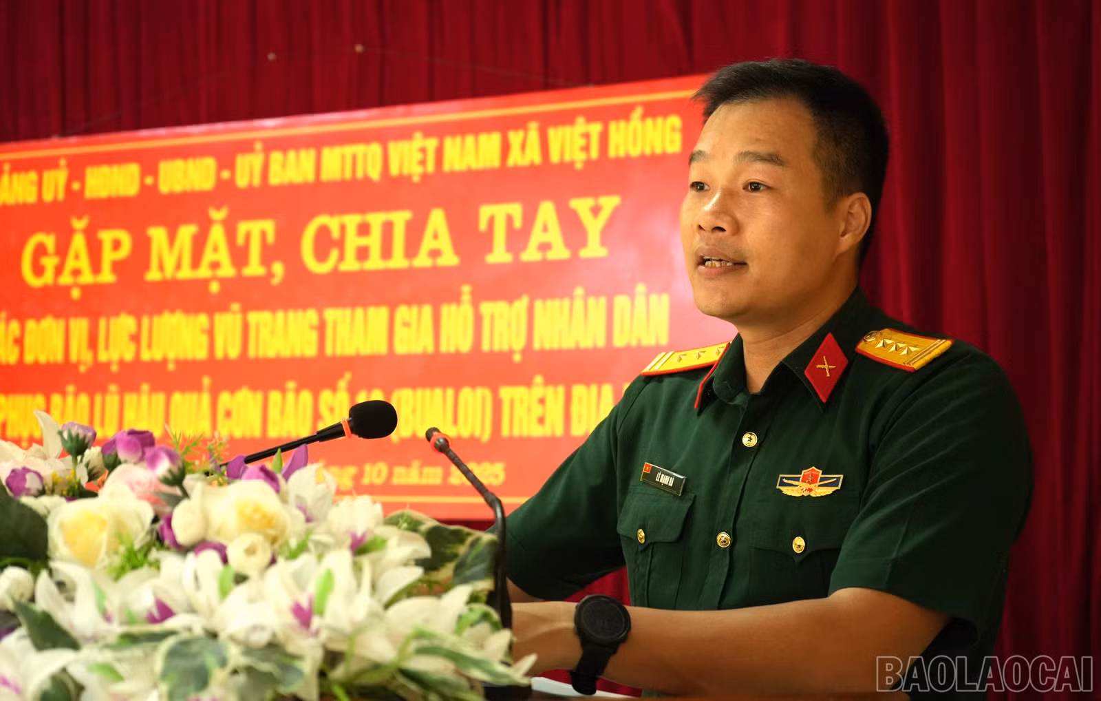 Đồng chí Thượng tá Lê Mạnh Hà - Phó Trung đoàn trưởng, Sư đoàn 316, Quân khu 2 phát biểu tại buổi lễ chia tay.