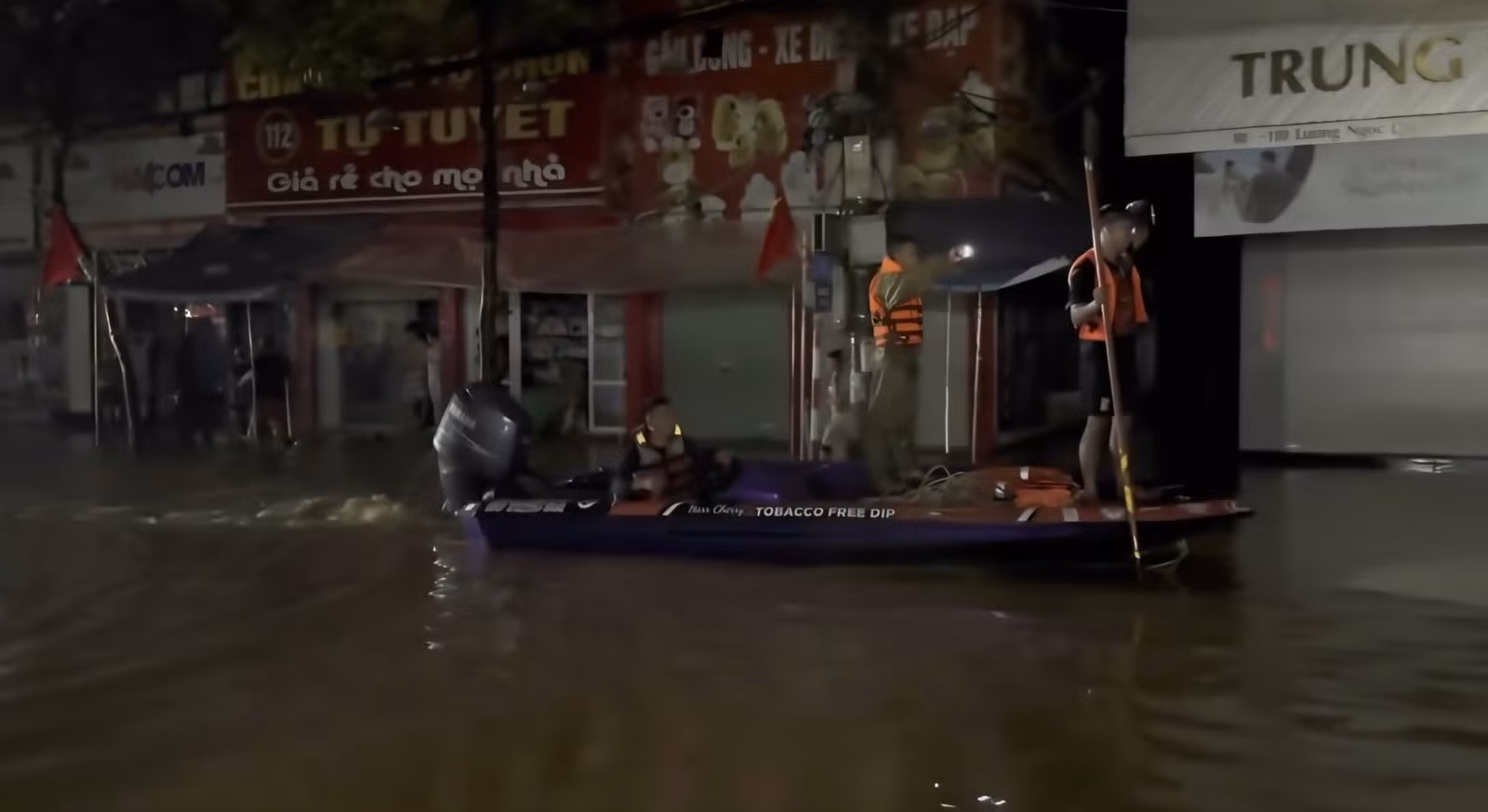 Câu lạc bộ Thể thao dưới nước hồ Thác Bà cứu trợ người dân Thái Nguyên.