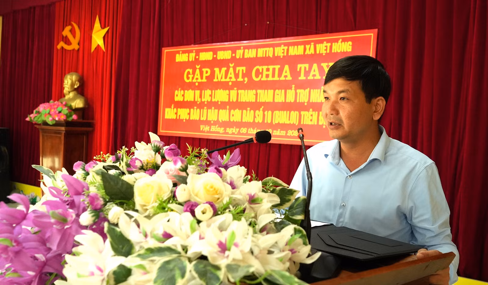 Đồng chí Nguyễn Tiến Chiển - Phó bí thư Đảng ủy, Chủ tịch UBND xã báo cáo công tác khắc phục hậu quả hoàn lưu bão số 10.