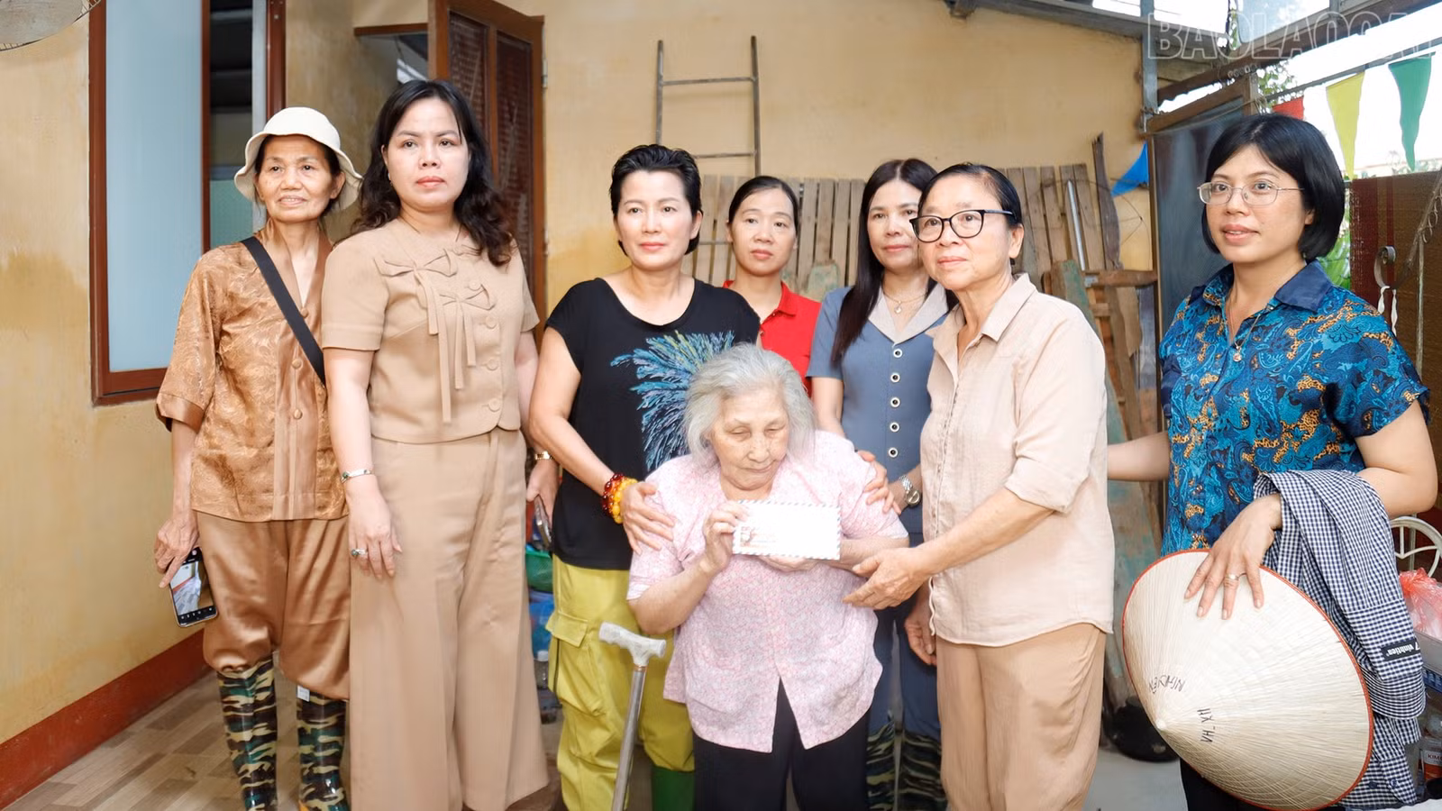 Đoàn thăm, tặng tà quà bà Bùi Thị Ngôn - người cao tuổi khuyết tật, trên 80 tuổi.