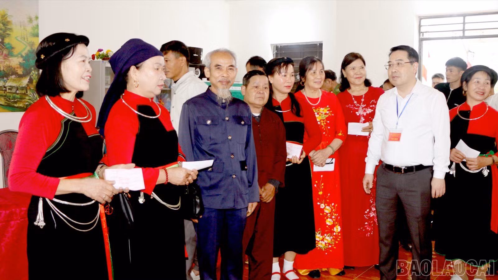 Đồng chí Nguyễn Tuấn Anh - Chủ tịch UBND tỉnh, Chủ tịch Ủy ban bầu cử tỉnh trao đổi, trò chuyện với cử tri tại Khu vực bỏ phiếu số 23 gồm thôn Yên Thắng và thôn Khuân La với 859 cử tri (trong đó có trên 60% là đồng bào dân tộc Cao Lan).