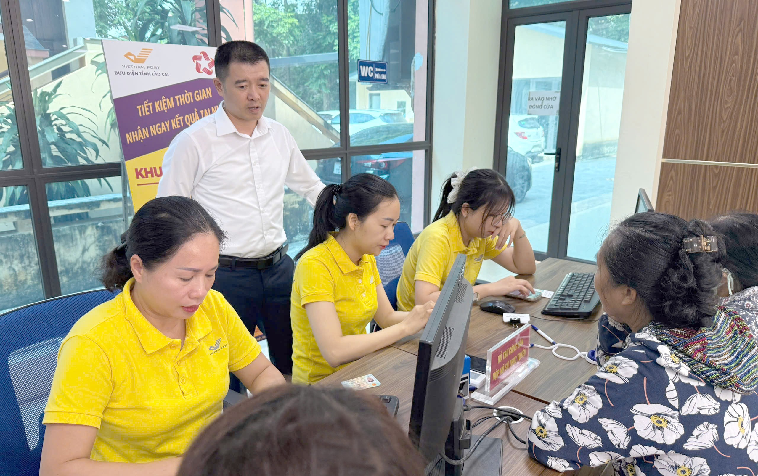 Bưu điện tỉnh cử cán bộ, nhân viên hỗ trợ công dân nộp hồ sơ trực tuyến. z7147437894074-89f3e69f5eea2d68c8d9728208121342.jpg