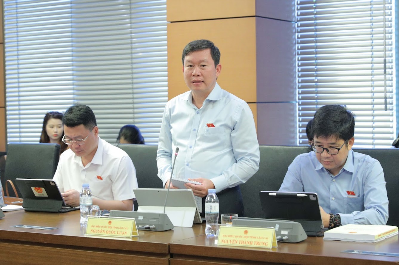 Đại biểu Nguyễn Quốc Luận - Giám đốc Sở Dân tộc và Tôn giáo tỉnh thảo luận tại tổ về nhóm vấn đề về sắp xếp tổ chức bộ máy chính quyền địa phương. 6.jpg