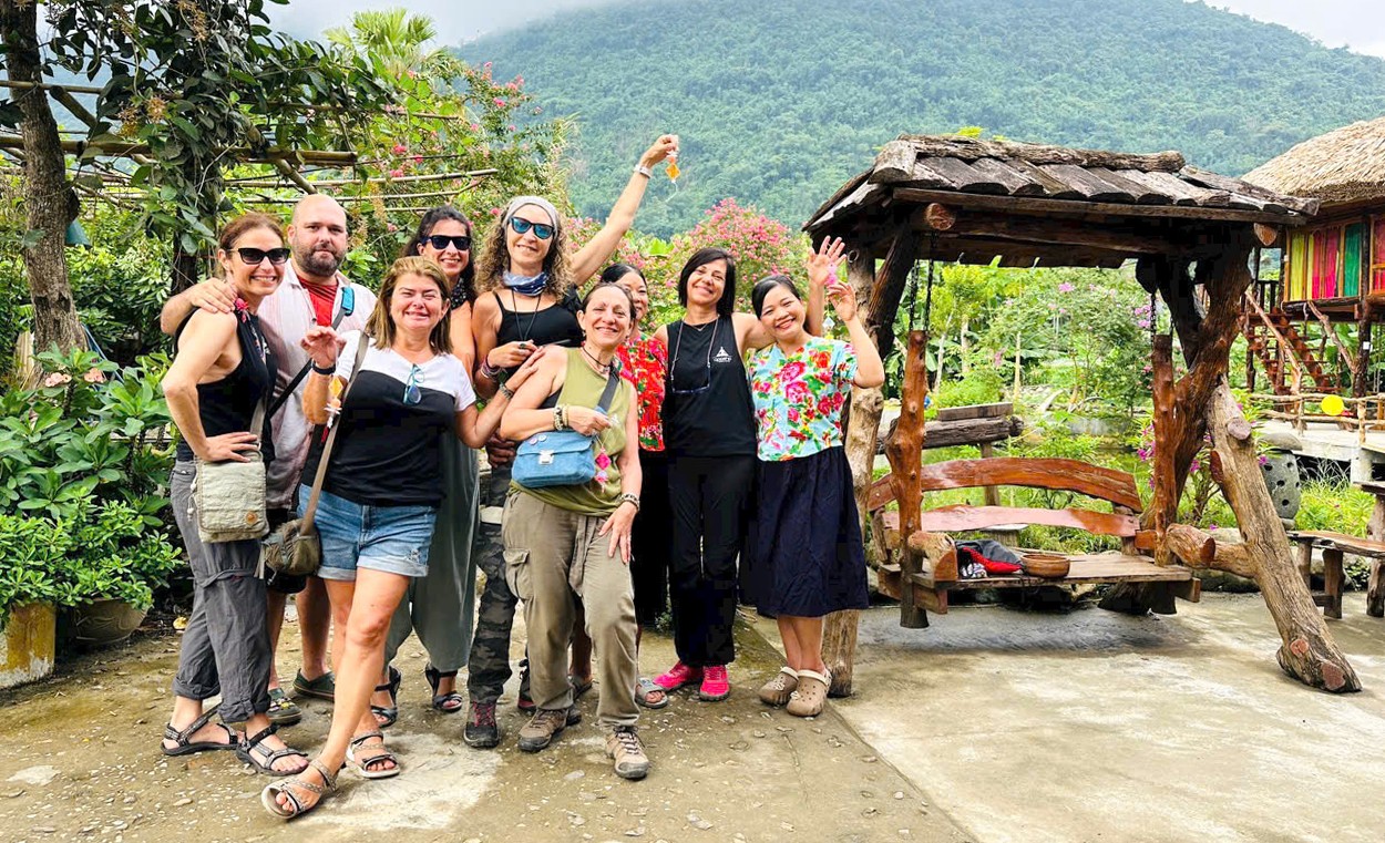 Chị Hoàng Thị Xới (ngoài cùng bên phải) - chủ mô hình du lịch cộng đồng Xới Farmstay tích cực quảng bá vẻ đẹp quê hương qua mạng xã hội, thu hút đông đảo du khách trong và ngoài nước đến trải nghiệm. z7083998554254-113ff7eb1aea3687e6f00eac62a48f47.jpg