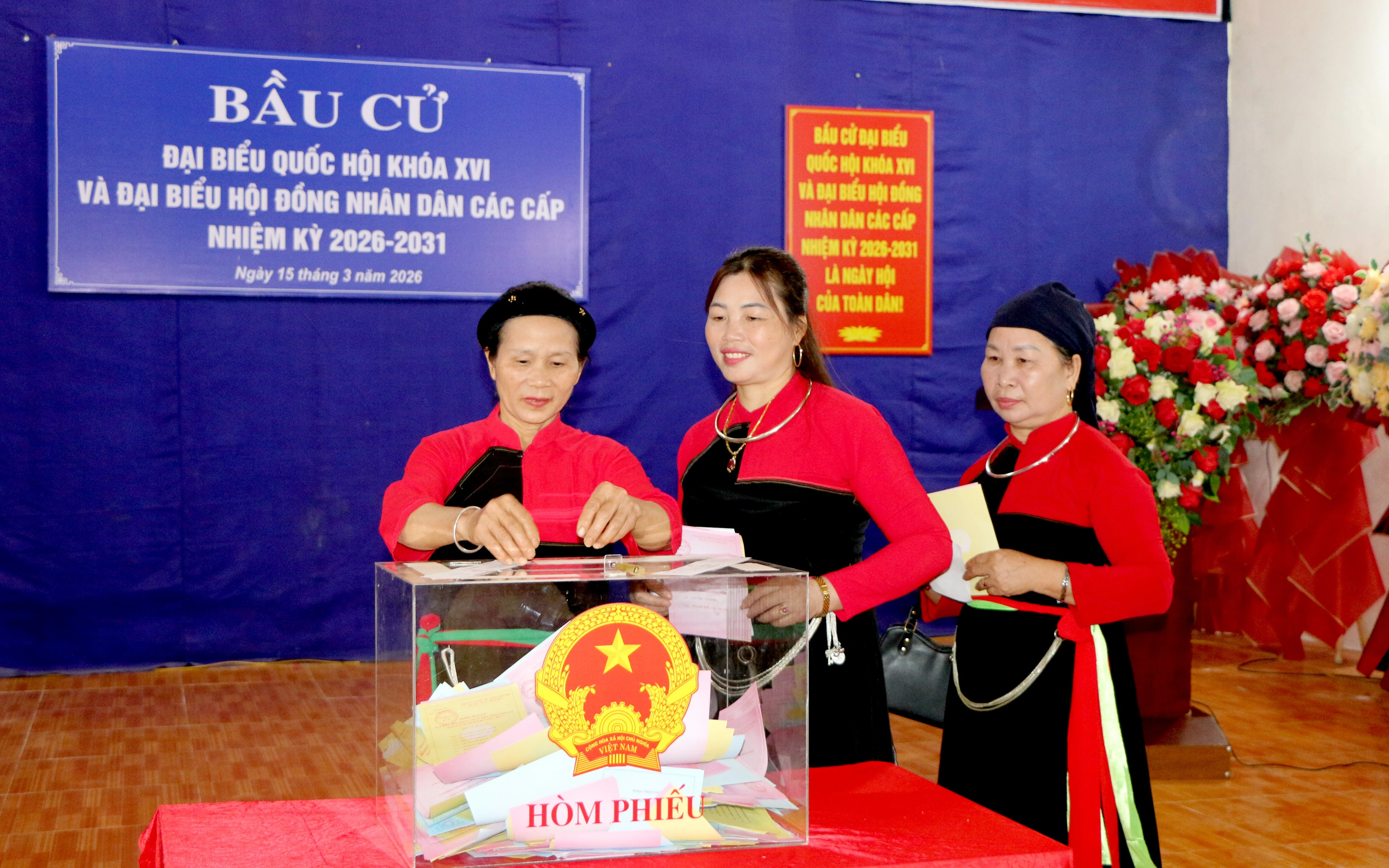 Cử tri dân tộc Cao Lan tại khu vực bỏ phiếu số 23 thôn Yên Thắng và thôn Khuân La (xã Yên Bình) phấn khởi tham gia bỏ phiếu.