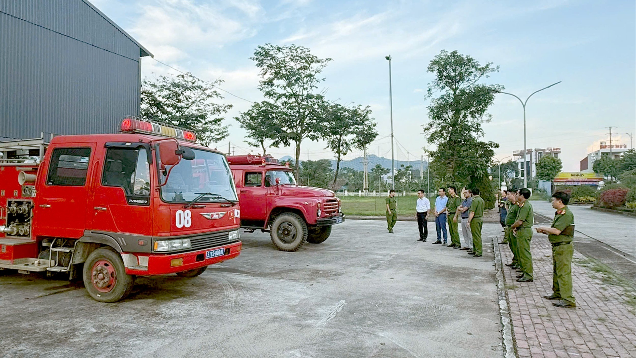 Cán bộ Phòng Cảnh sát PCCC và CNCH, Công an tỉnh Lào Cai kiểm tra phương tiện, trang thiết bị và công tác thường trực sẵn sàng chữa cháy tại các đội khu vực. pccc-3420.jpg