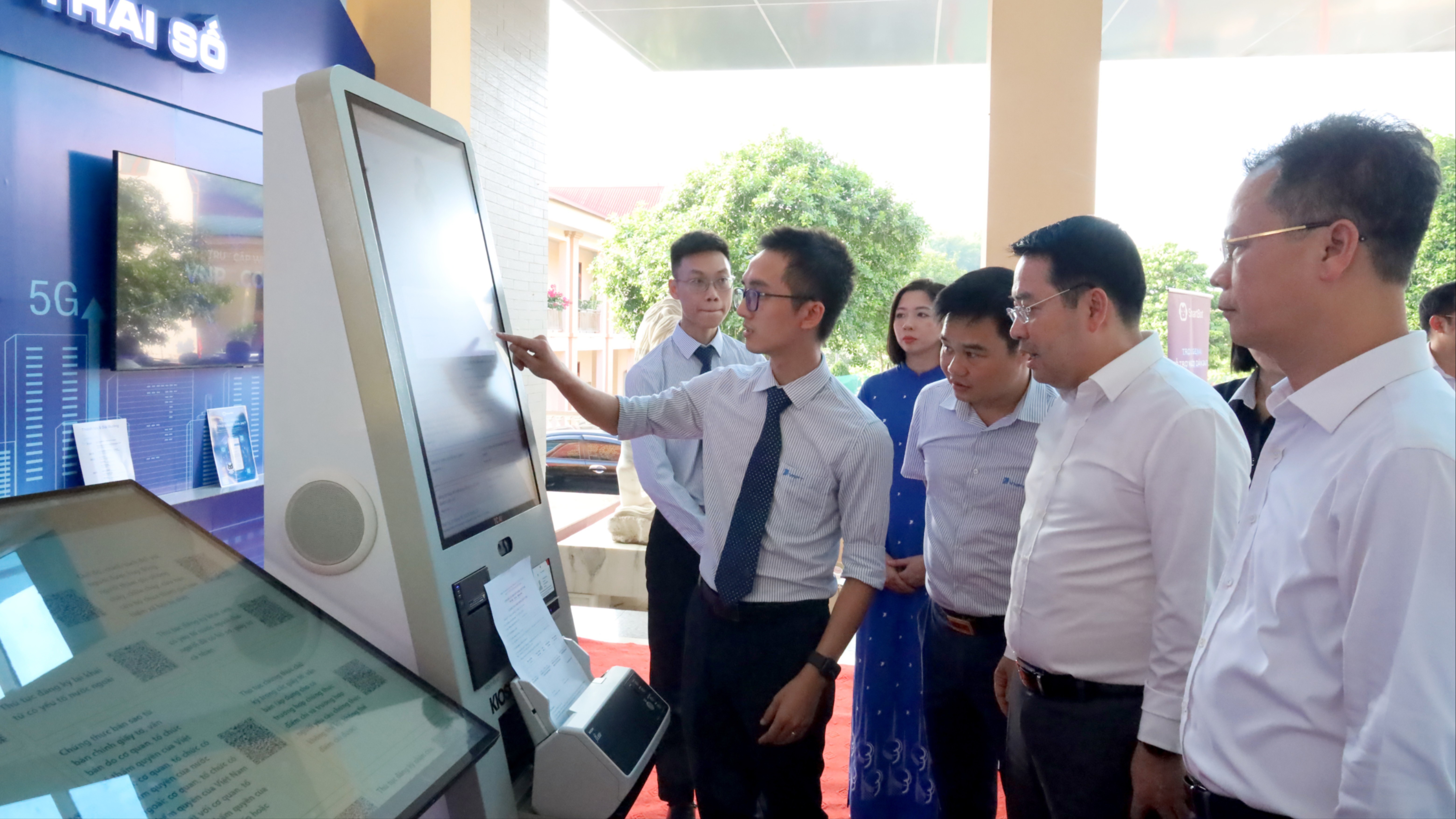 Đại biểu trải nghiệm hệ thống dịch vụ công trực tuyến và các giải pháp chuyển đổi số tại Lào Cai. img-7343-6778.jpg