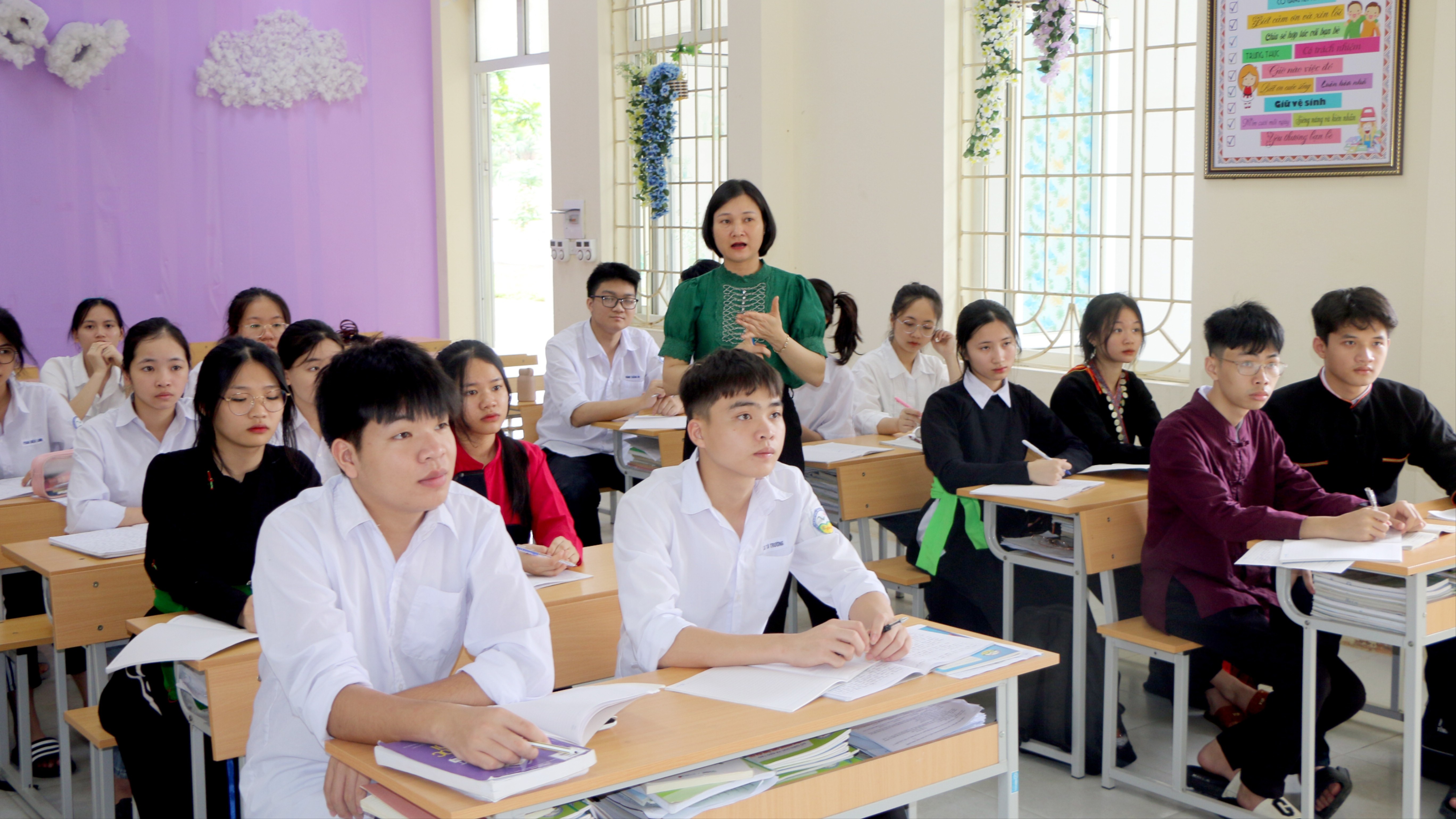 Học sinh tỉnh Lào Cai sẽ nghỉ học ngày mai 6/10 để ứng phó bão số 11. hoc-isnh-4715.jpg