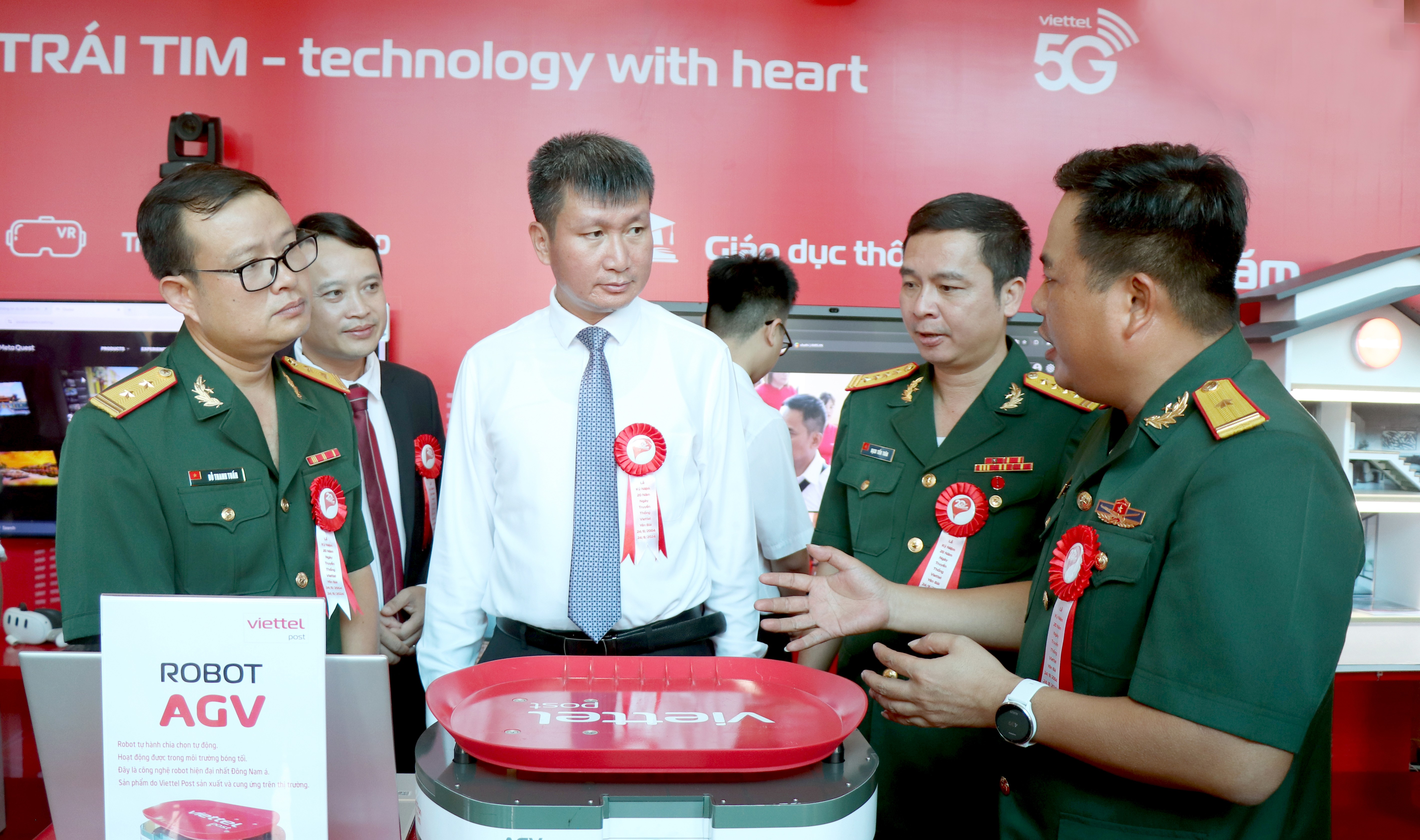 Chủ tịch UBND tỉnh Trần Huy Tuấn tìm hiểu về vai trò của công nghệ 5G và Robot AGV trong quá trình chuyển đổi số tại khu trưng bày công nghệ của Viettel. img-01941.jpg
