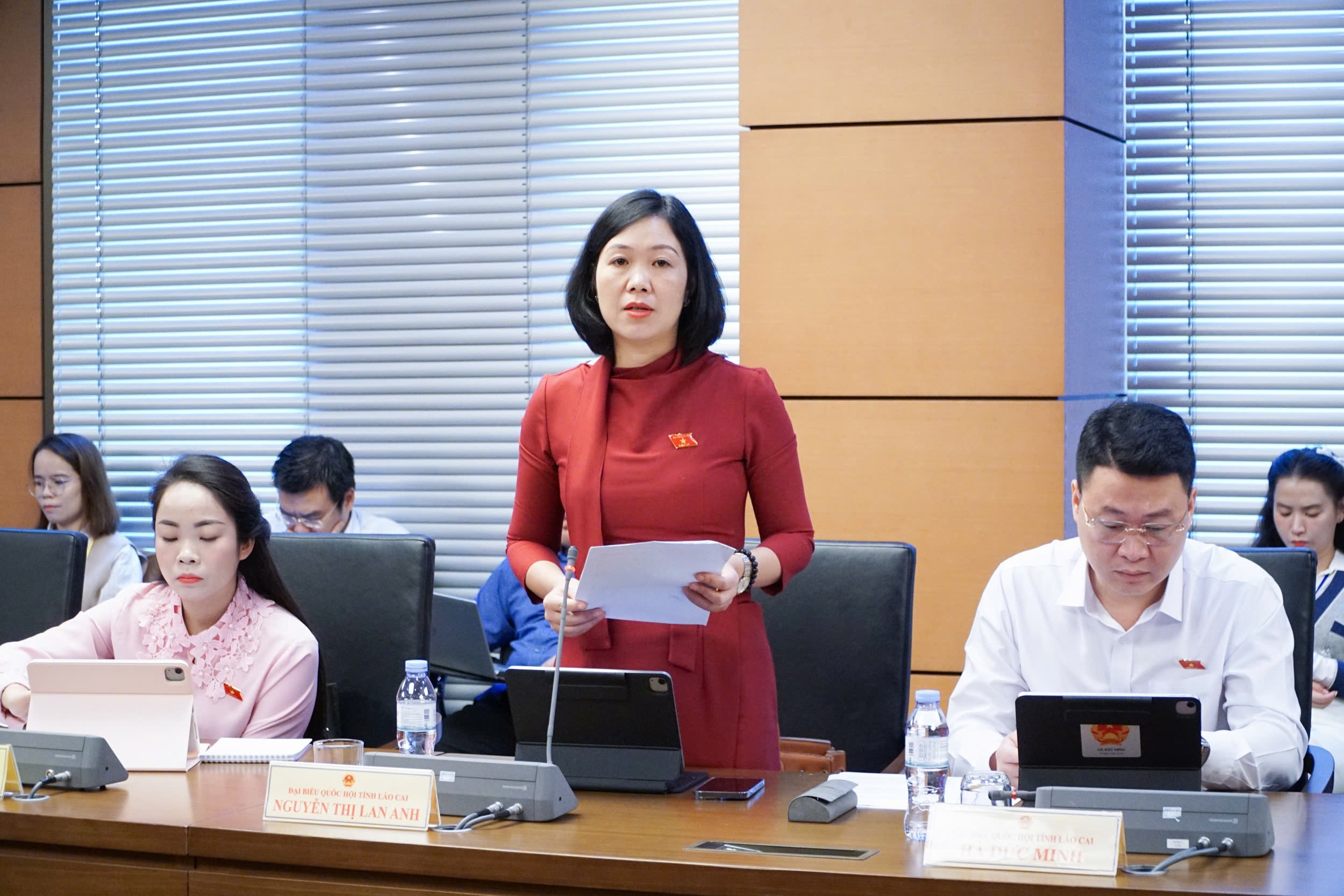 Đại biểu Nguyễn Thị Lan Anh thảo luận tổ về Luật Phá sản sửa đổi. 56.jpg