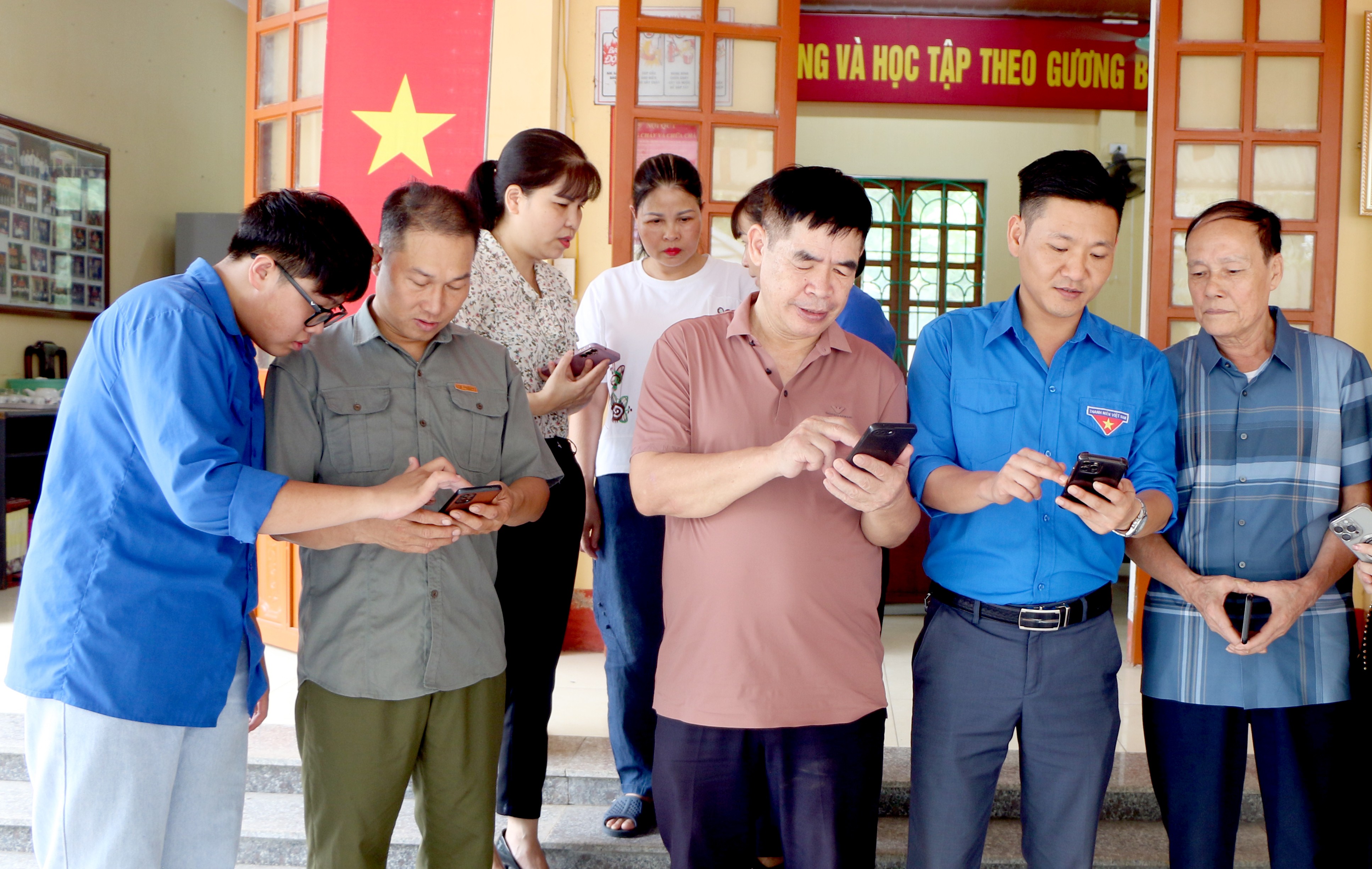 Đoàn viên thanh niên phường Yên Bái giúp bà con tiếp cận những tri thức mới, làm chủ cuộc sống số. img-9950.jpg
