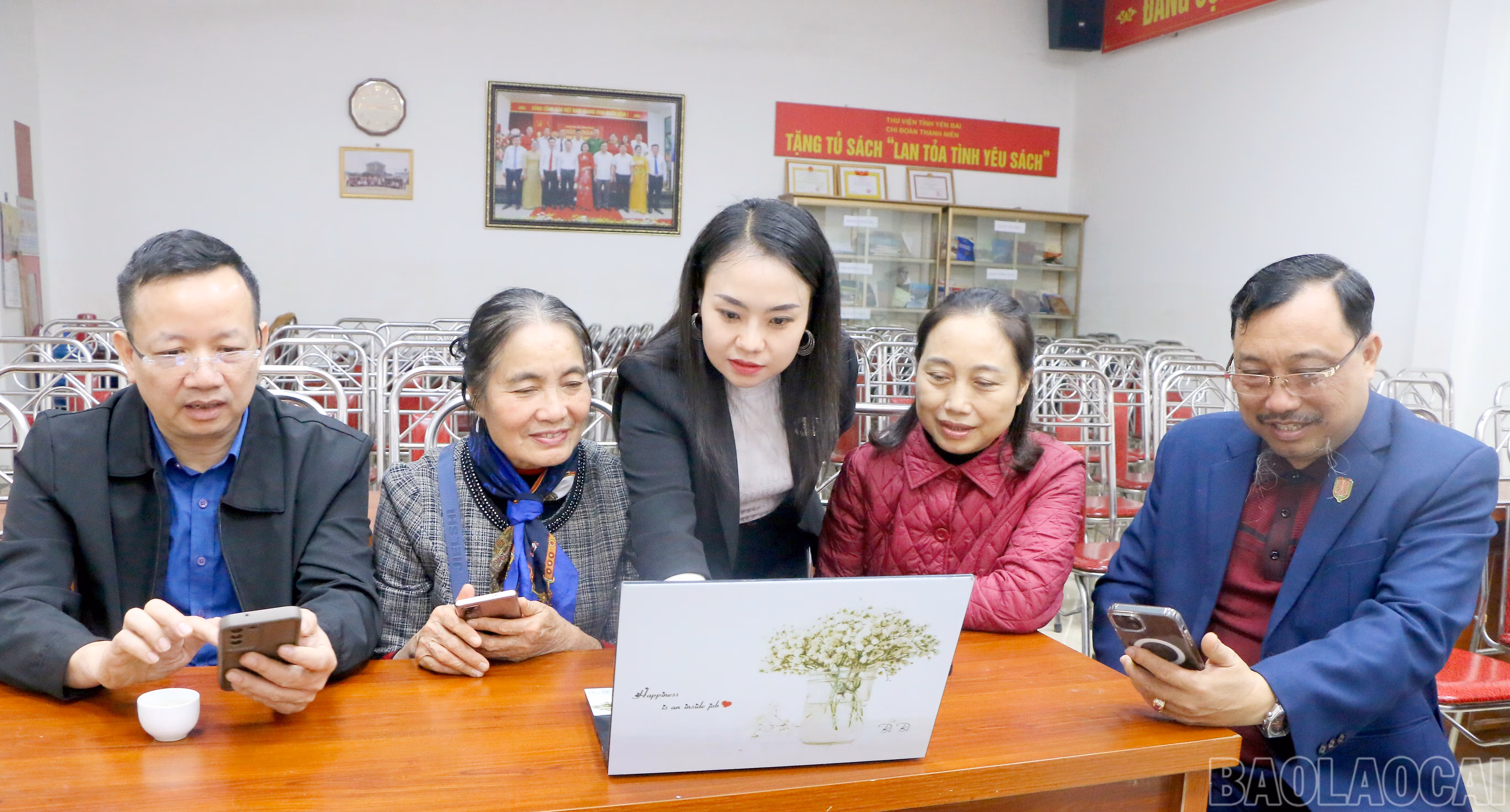 Tổ công nghệ số cộng đồng đang góp phần lan tỏa phong trào “Bình dân học vụ số” tới từng người dân. baolaocai-br_img-1783.jpg