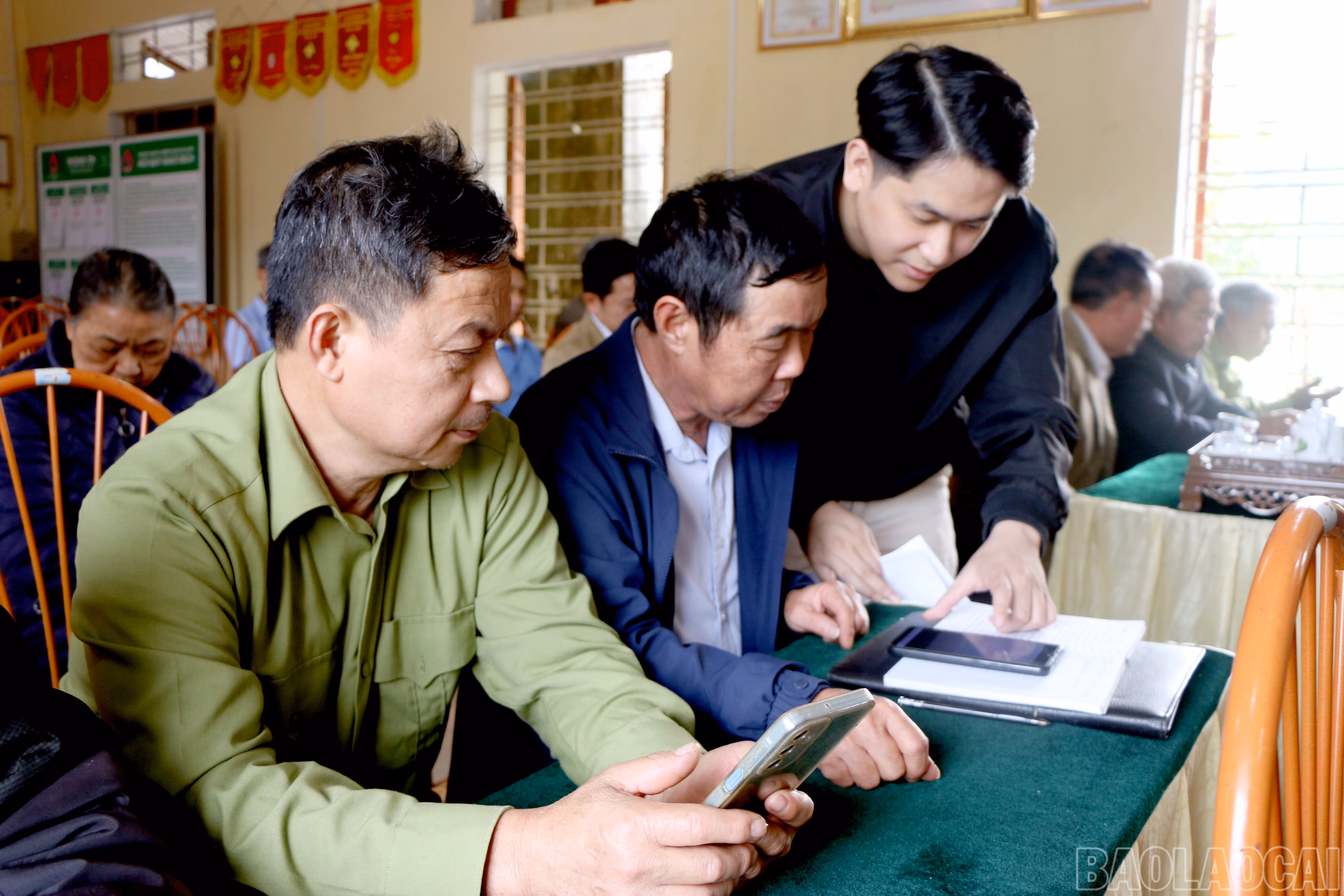 Đảng viên tiên phong học tập kỹ năng số là một trong những nội dung trong phong trào "Bình dân học vụ số" tại Lào Cai. baolaocai-br_dang-vien.jpg
