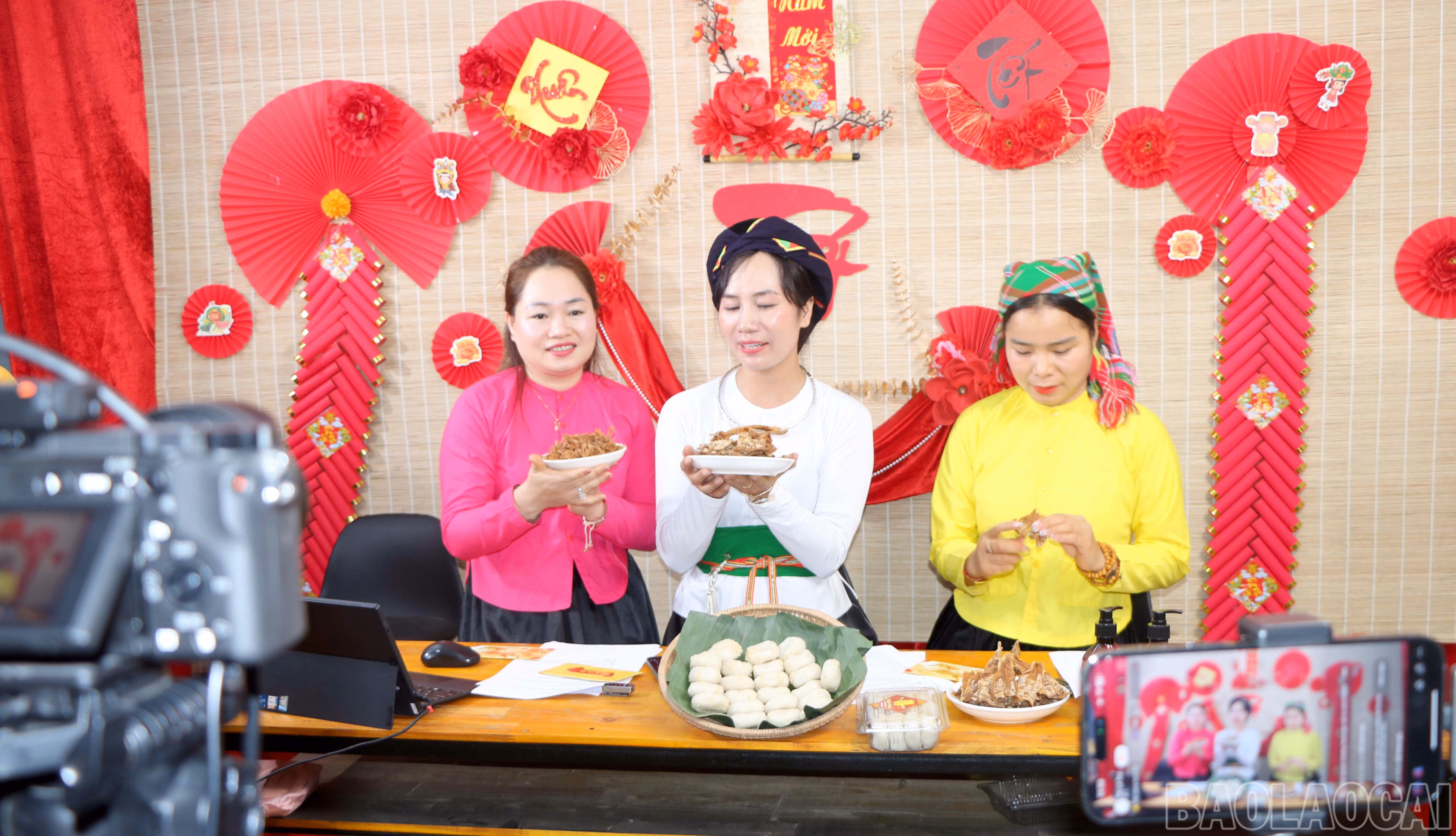 Phong trào “Bình dân học vụ số” giúp người dân từng bước ứng dụng nền tảng số để giới thiệu và tiêu thụ sản phẩm. baolaocai-br_img-1977.jpg