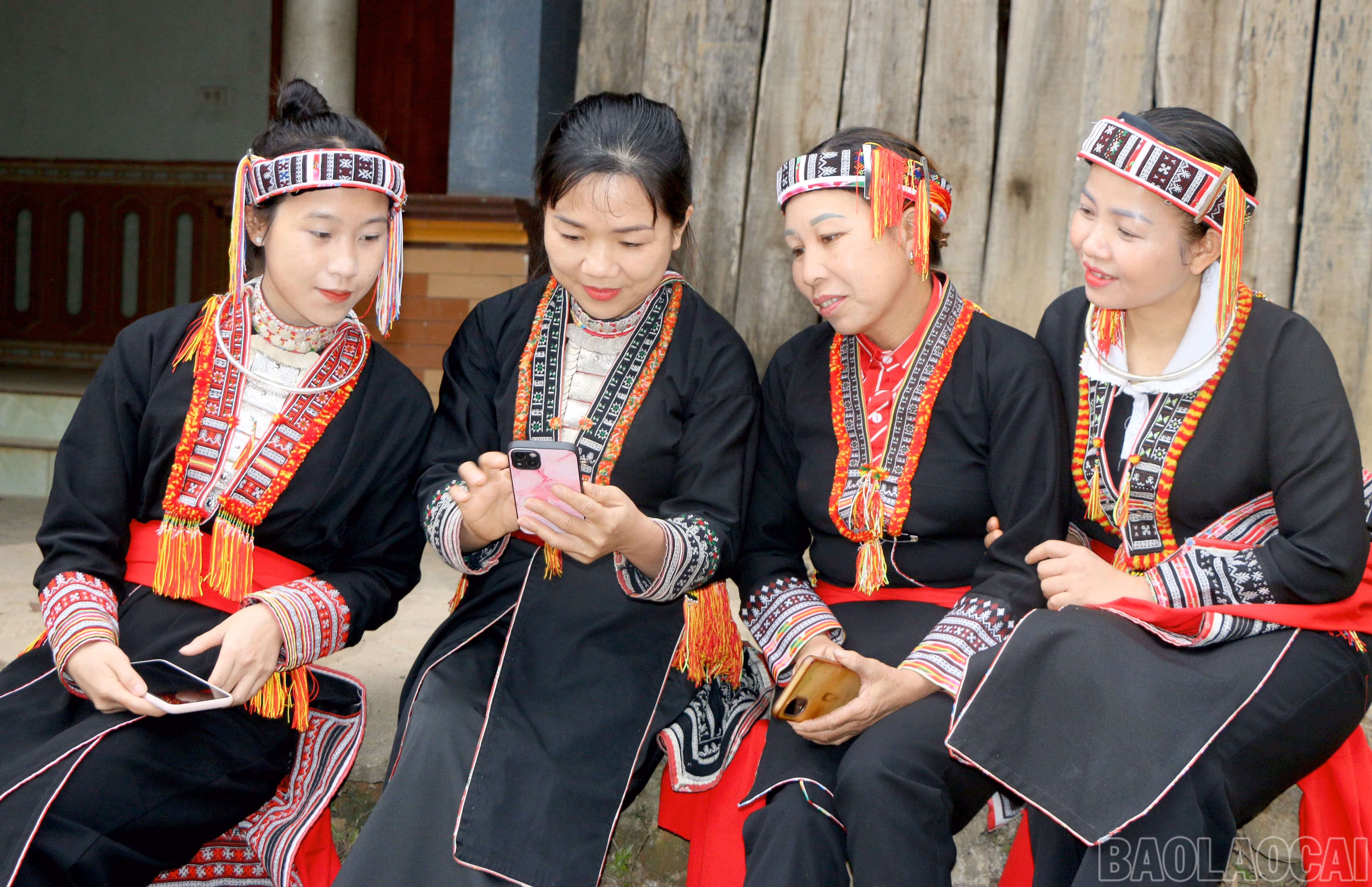 Phổ cập kỹ năng số cho người dân vùng cao là nội dung trọng tâm của phong trào “Bình dân học vụ số”. baolaocai-br_img-1517.jpg
