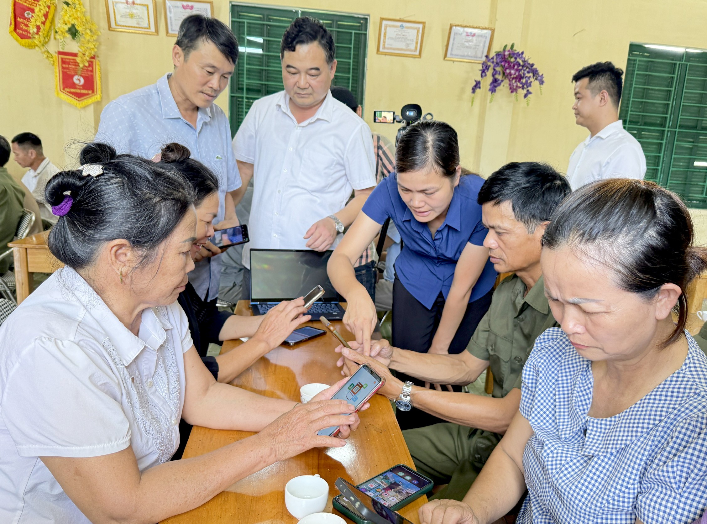 Người dân được tập huấn kỹ năng số, từng bước làm chủ công nghệ để thích nghi với kỷ nguyên số. z7117870669989-c43bfff5ed40039eb3ebeff6c8103274.jpg