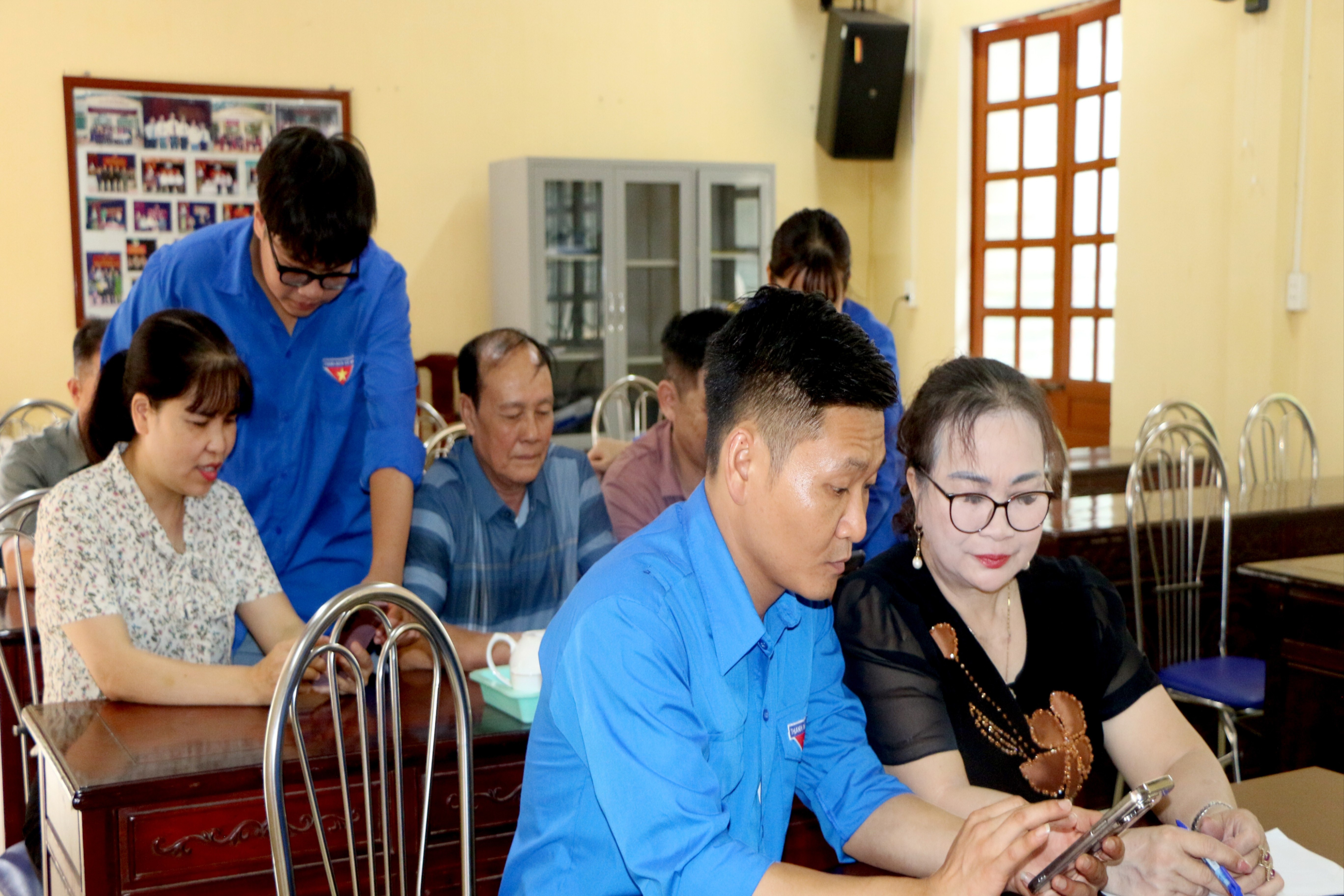 Thành viên Tổ công nghệ số cộng đồng hướng dẫn người dân kích hoạt và sử dụng tài khoản định danh điện tử VNeID. img-9932-9257.jpg